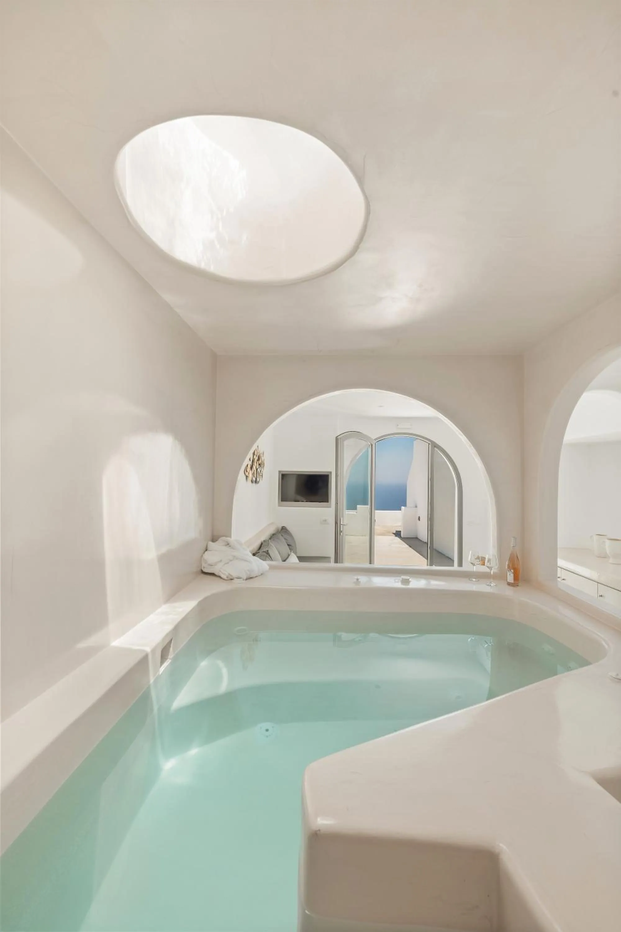 Hot Tub in Oyster Luxury Suites