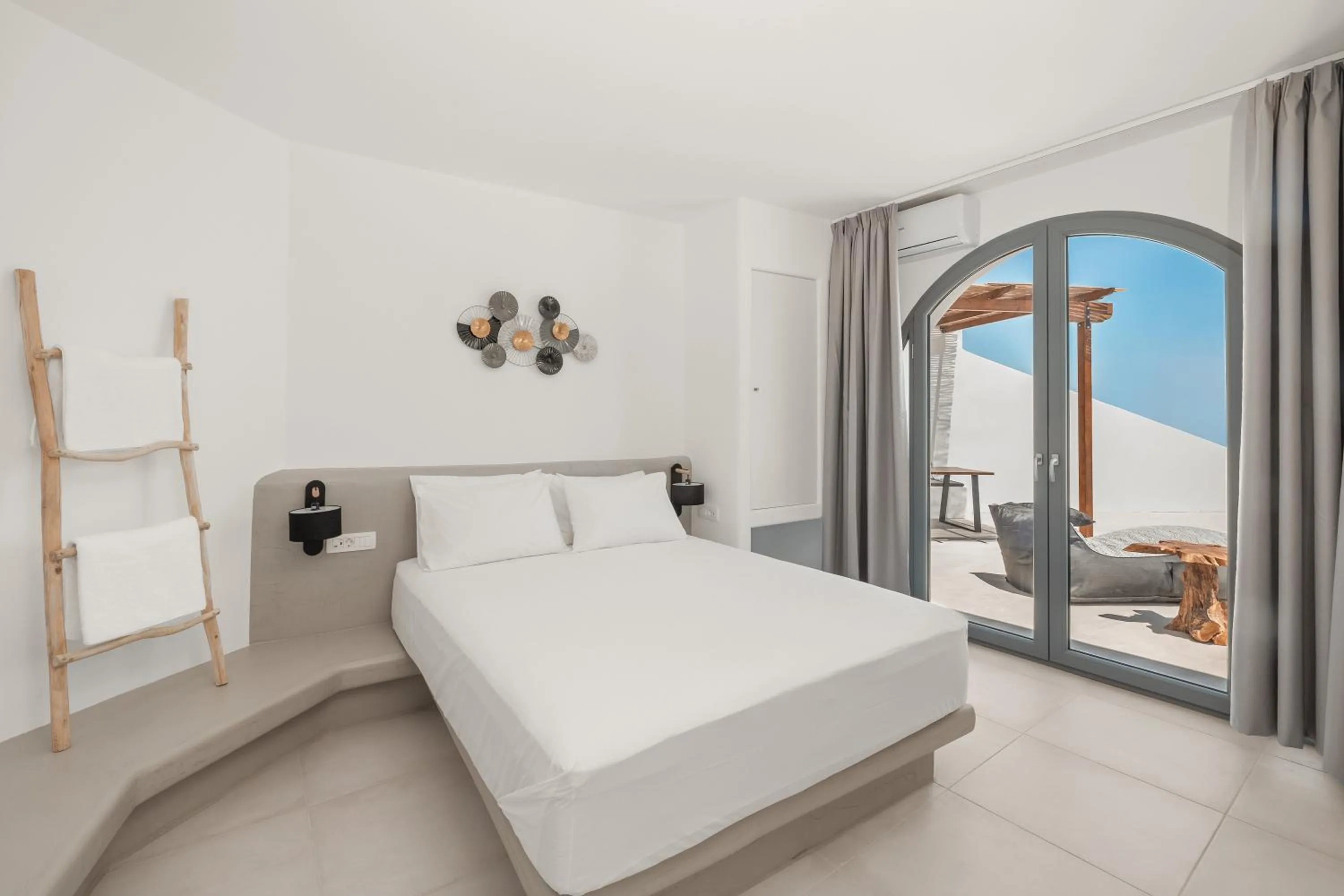 Bedroom, Bed in Oyster Luxury Suites