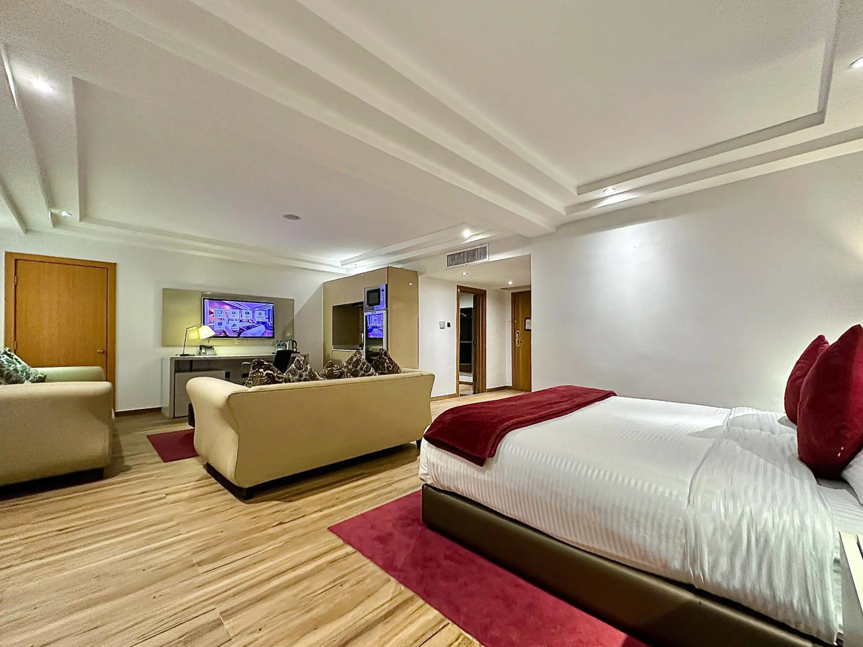 Living room, Bed in Victoria Crown Plaza Hotel