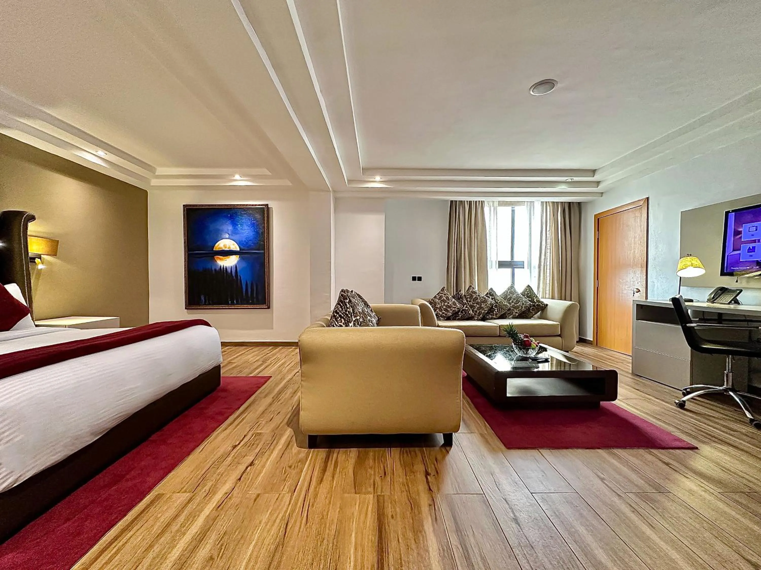 Living room, Bed in Victoria Crown Plaza Hotel