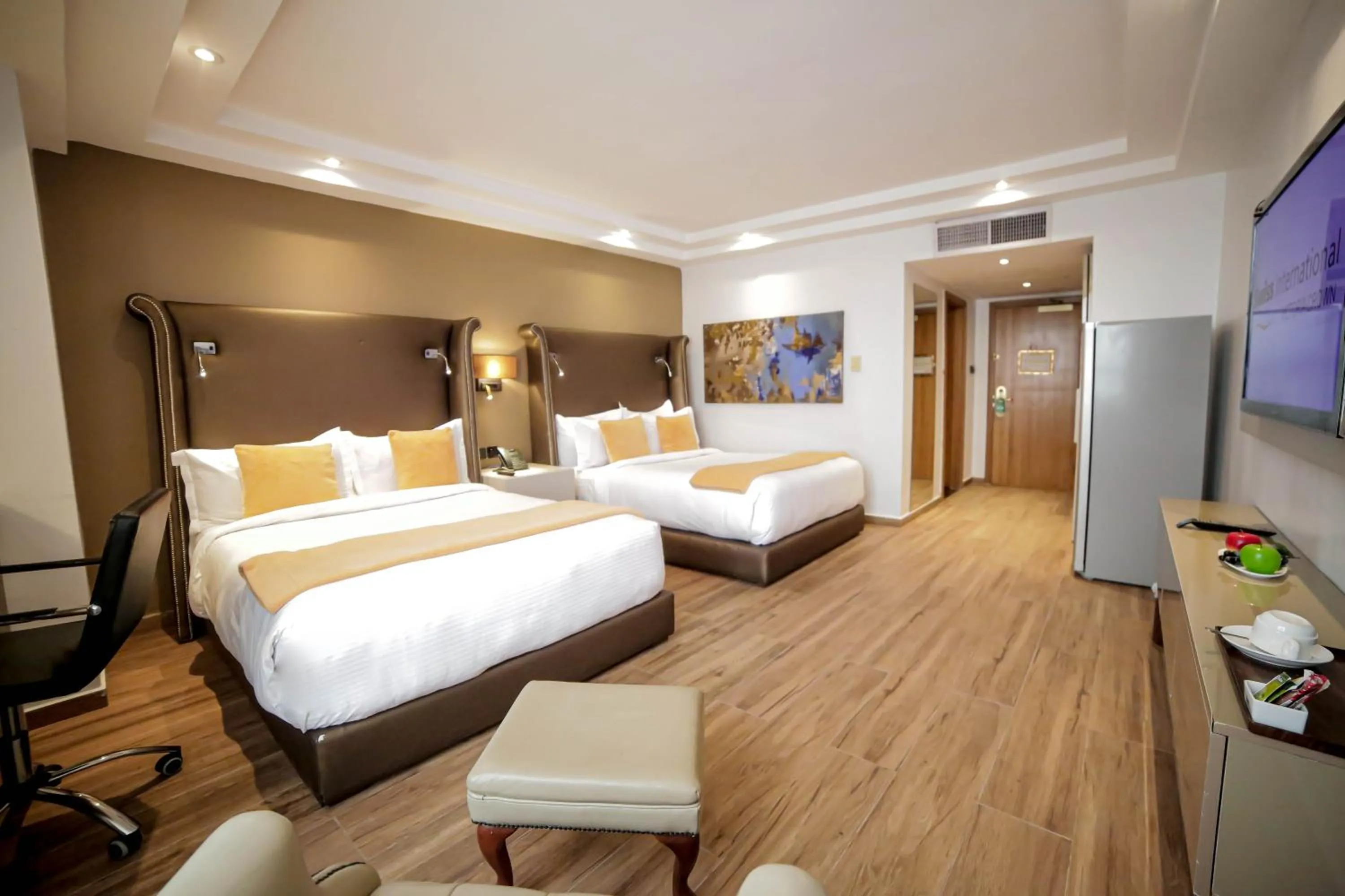 Photo of the whole room, Bed in Victoria Crown Plaza Hotel