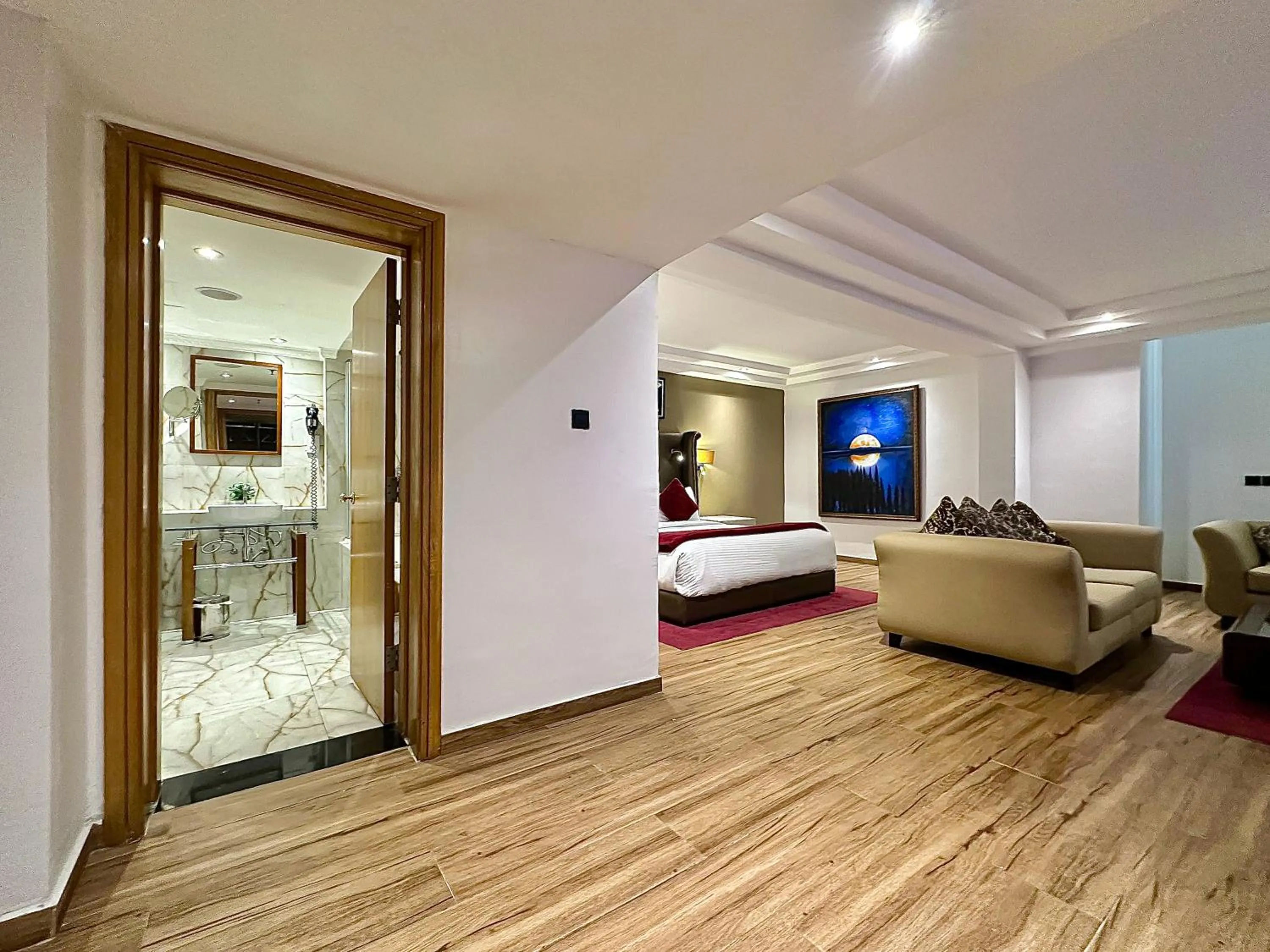 Photo of the whole room, Bed in Victoria Crown Plaza Hotel