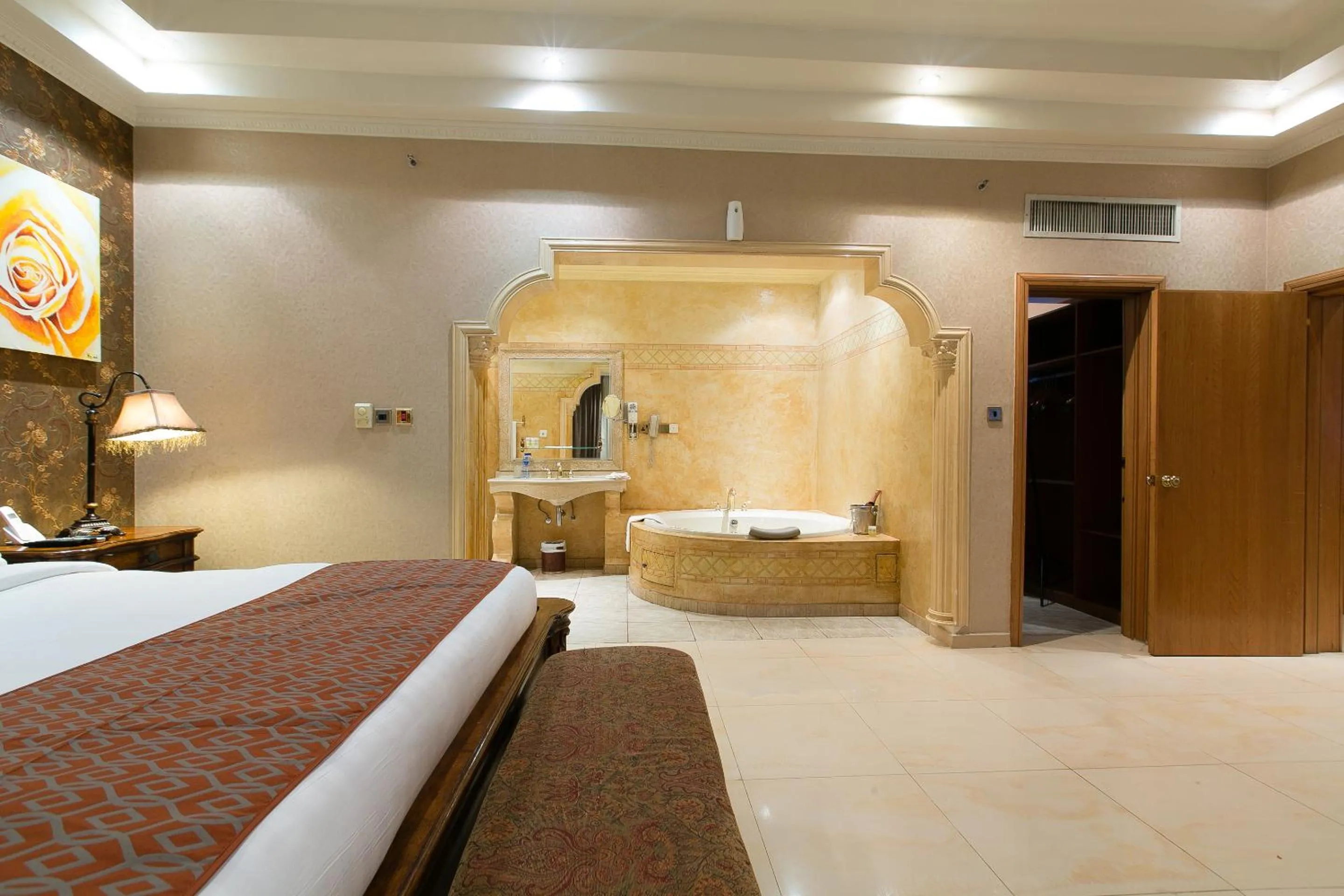 Bathroom, Bed in Victoria Crown Plaza Hotel