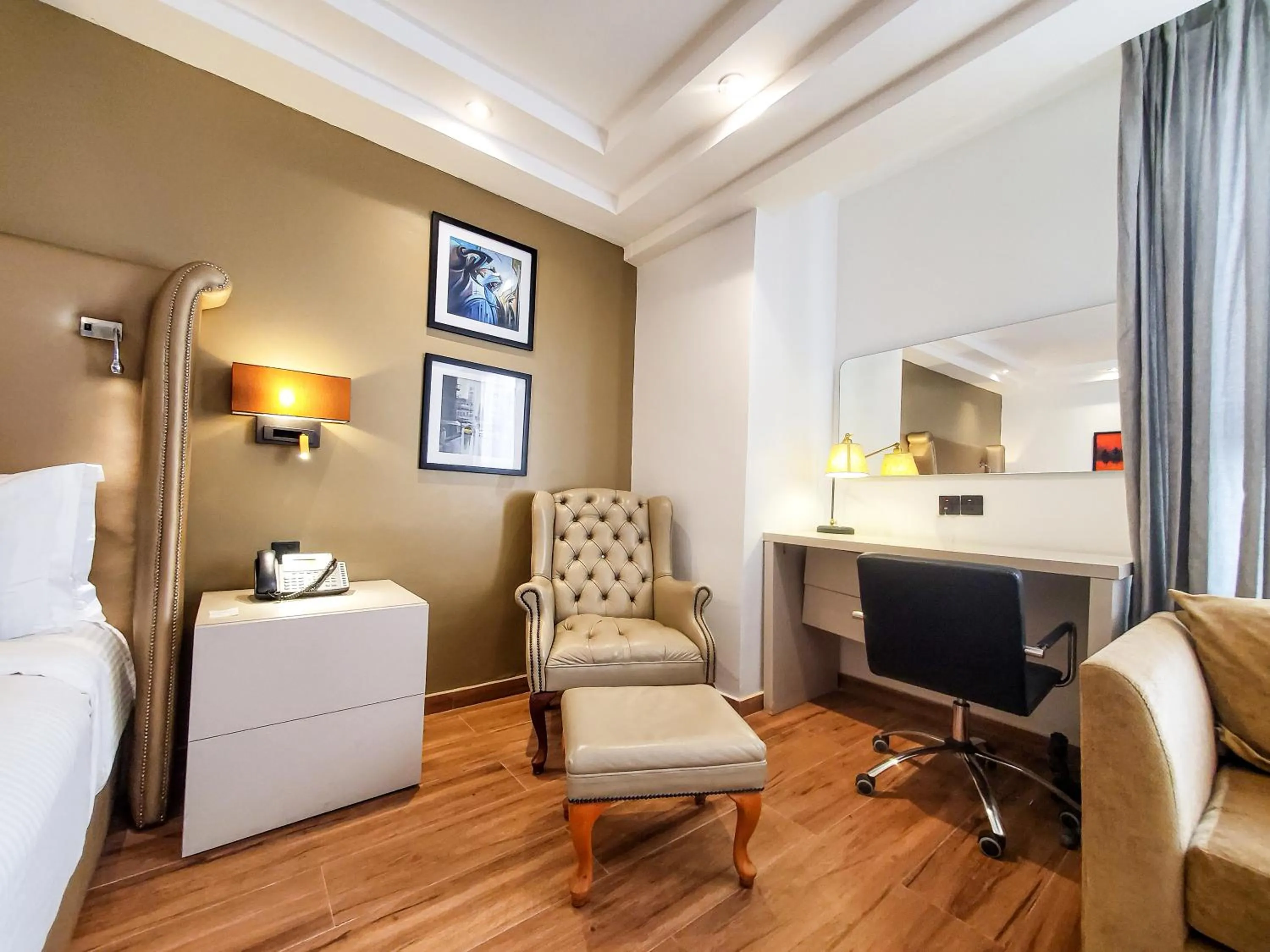 Seating area in Victoria Crown Plaza Hotel