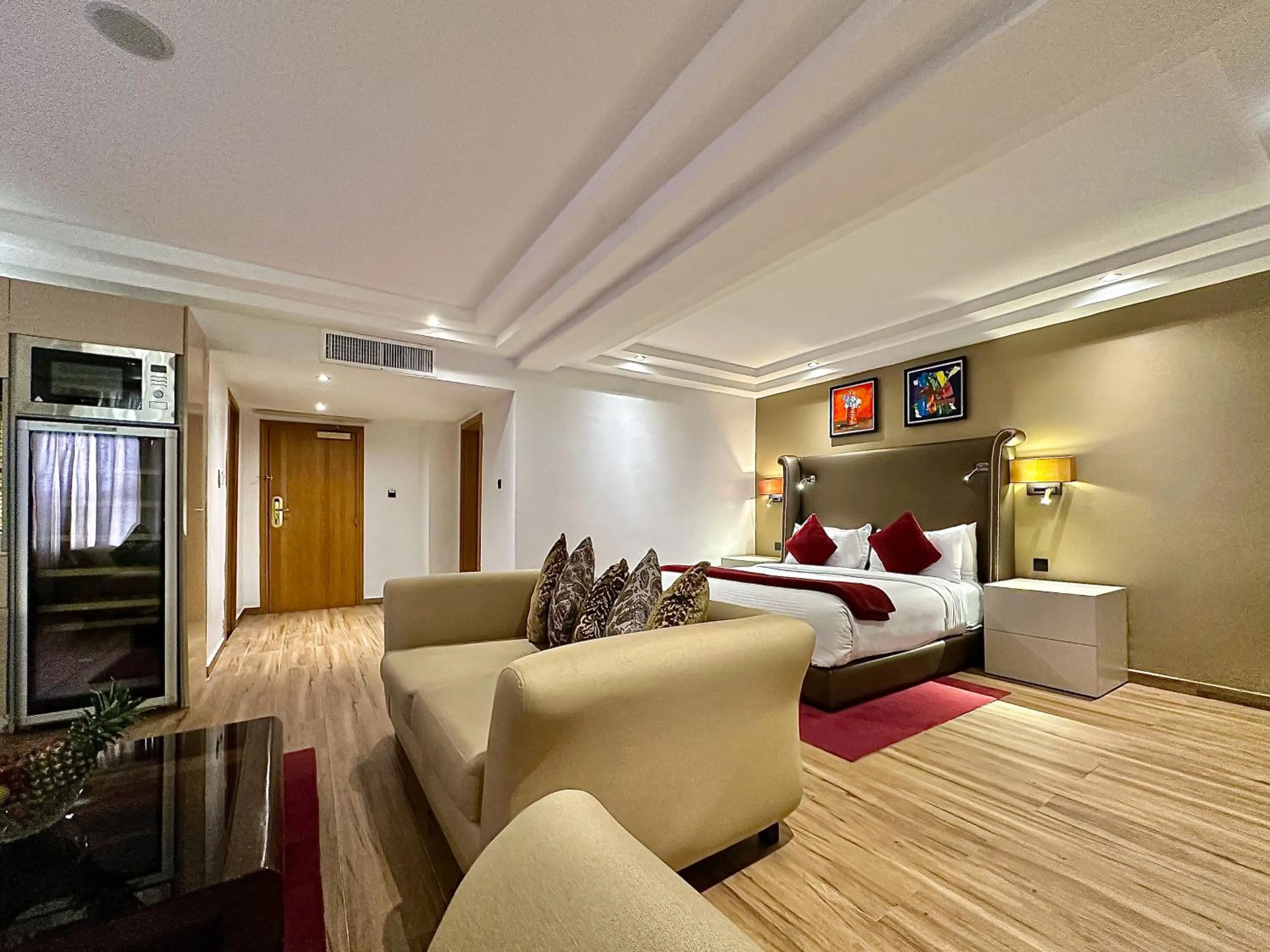 Living room, Bed in Victoria Crown Plaza Hotel