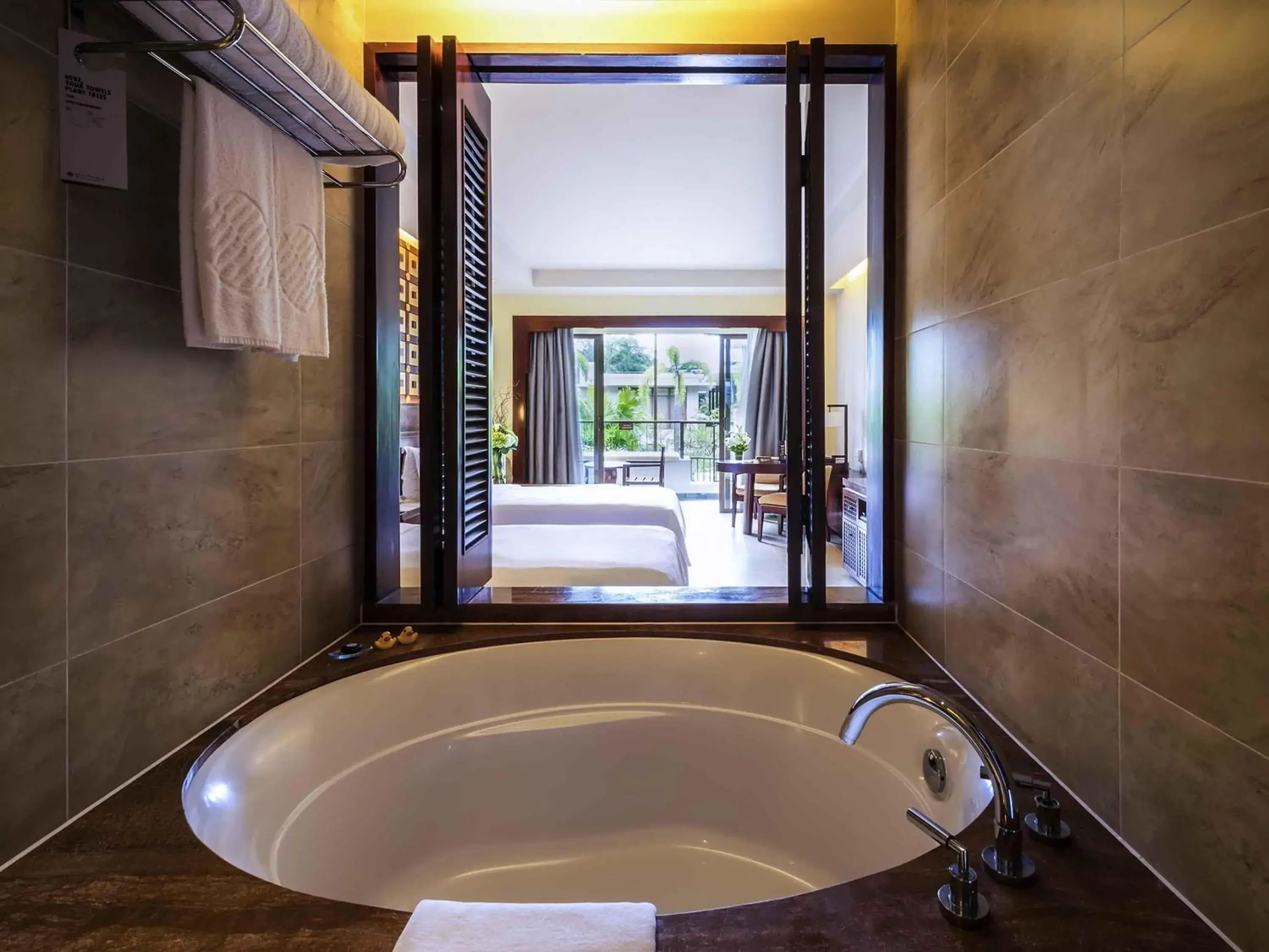 Deluxe Twin Room with Pool View in Pullman Sanya Yalong Bay Villas & Resort Deluxe Twin Room with Pool View in Pullman Sanya Yalong Bay Villas & Resort