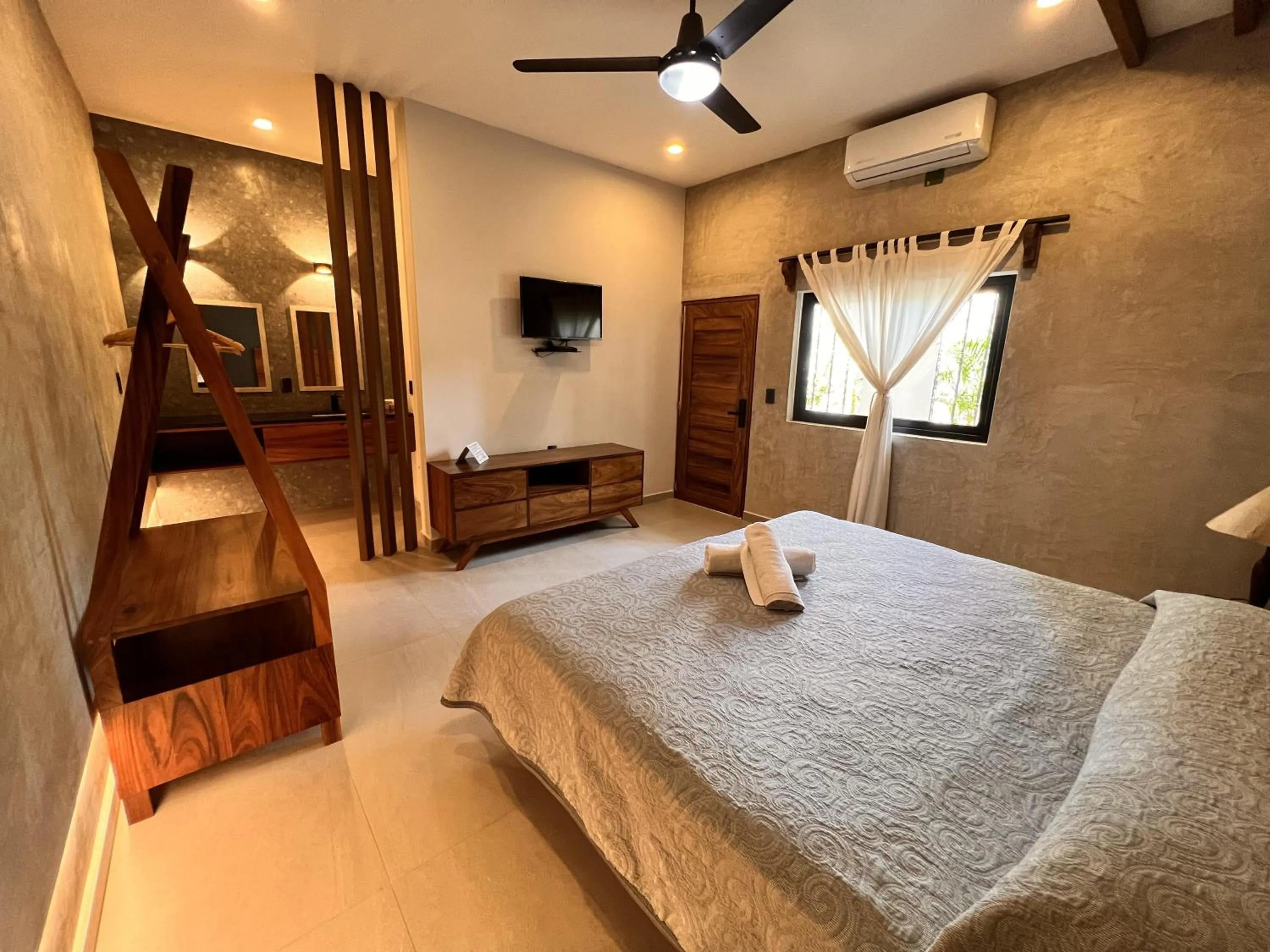 TV and multimedia, Bed in Hotel Palmeras