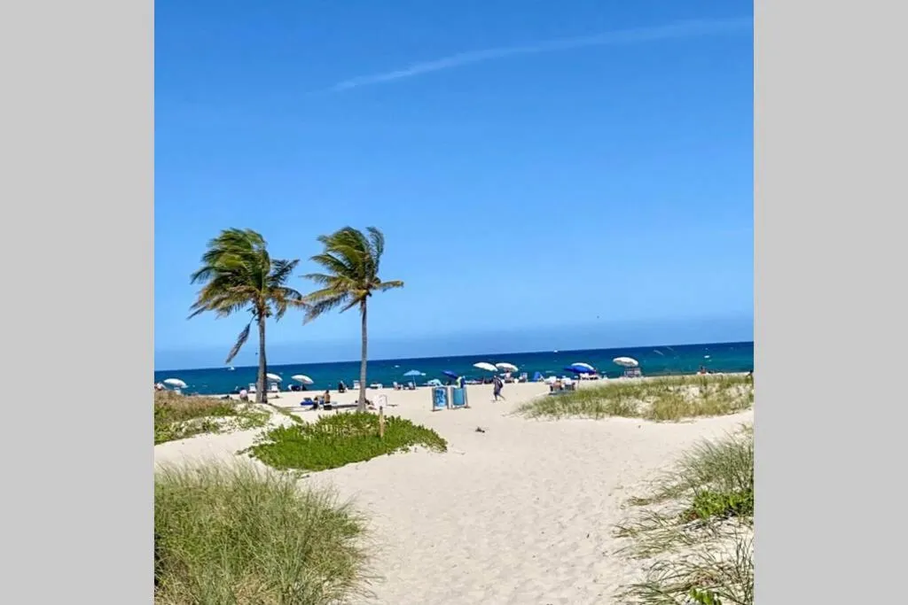 Serenity at Seascape: Steps to the beach & Shops
