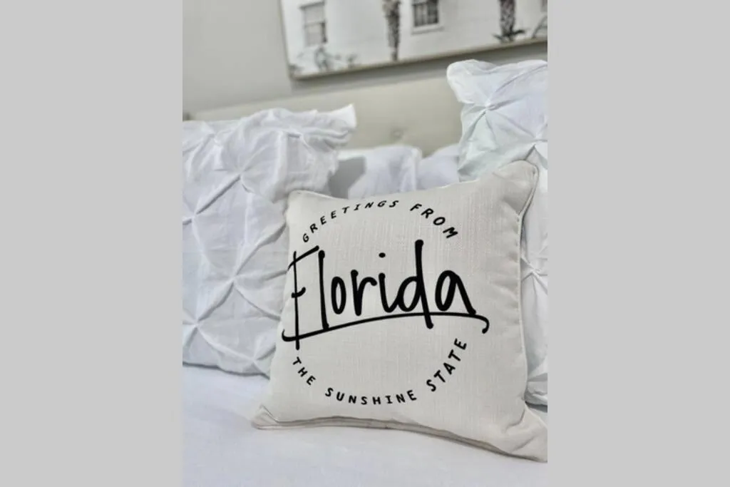 Bed in Serenity at Seascape: Steps to the beach & Shops