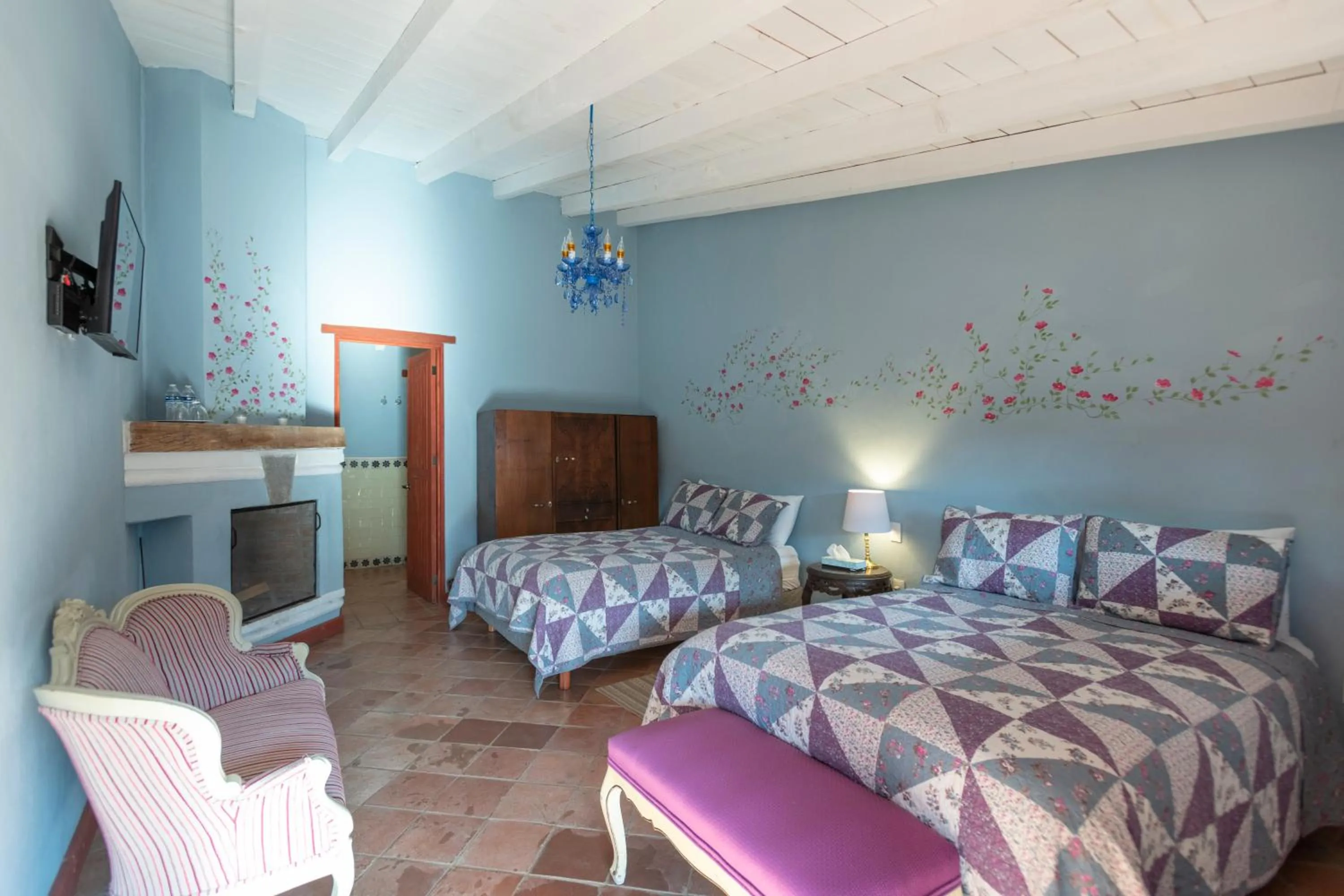 Photo of the whole room, Bed in La Casa Azul Huasca & Restaurante La Terraza