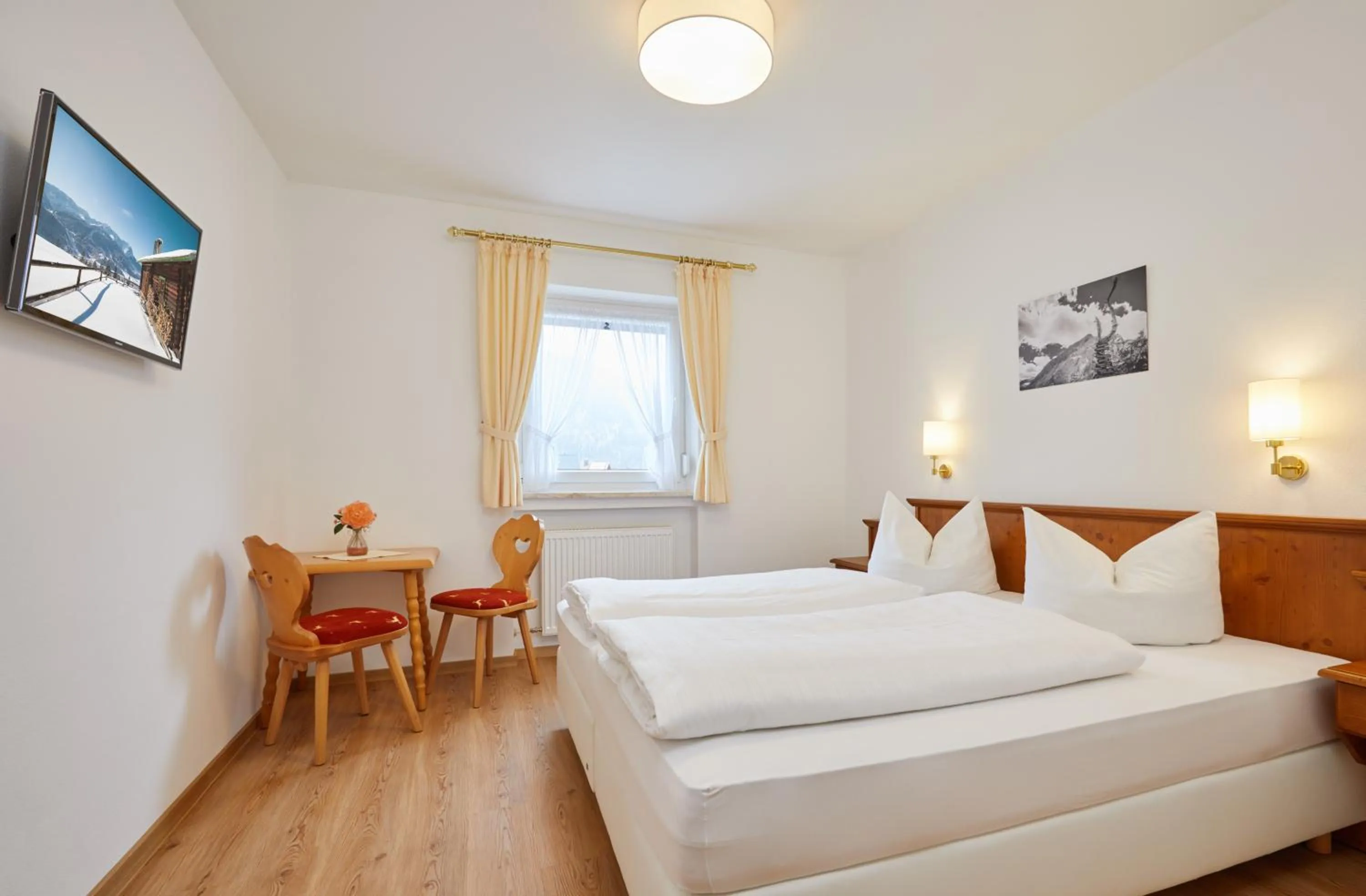 Photo of the whole room, Bed in Hotel Garni Zugspitz