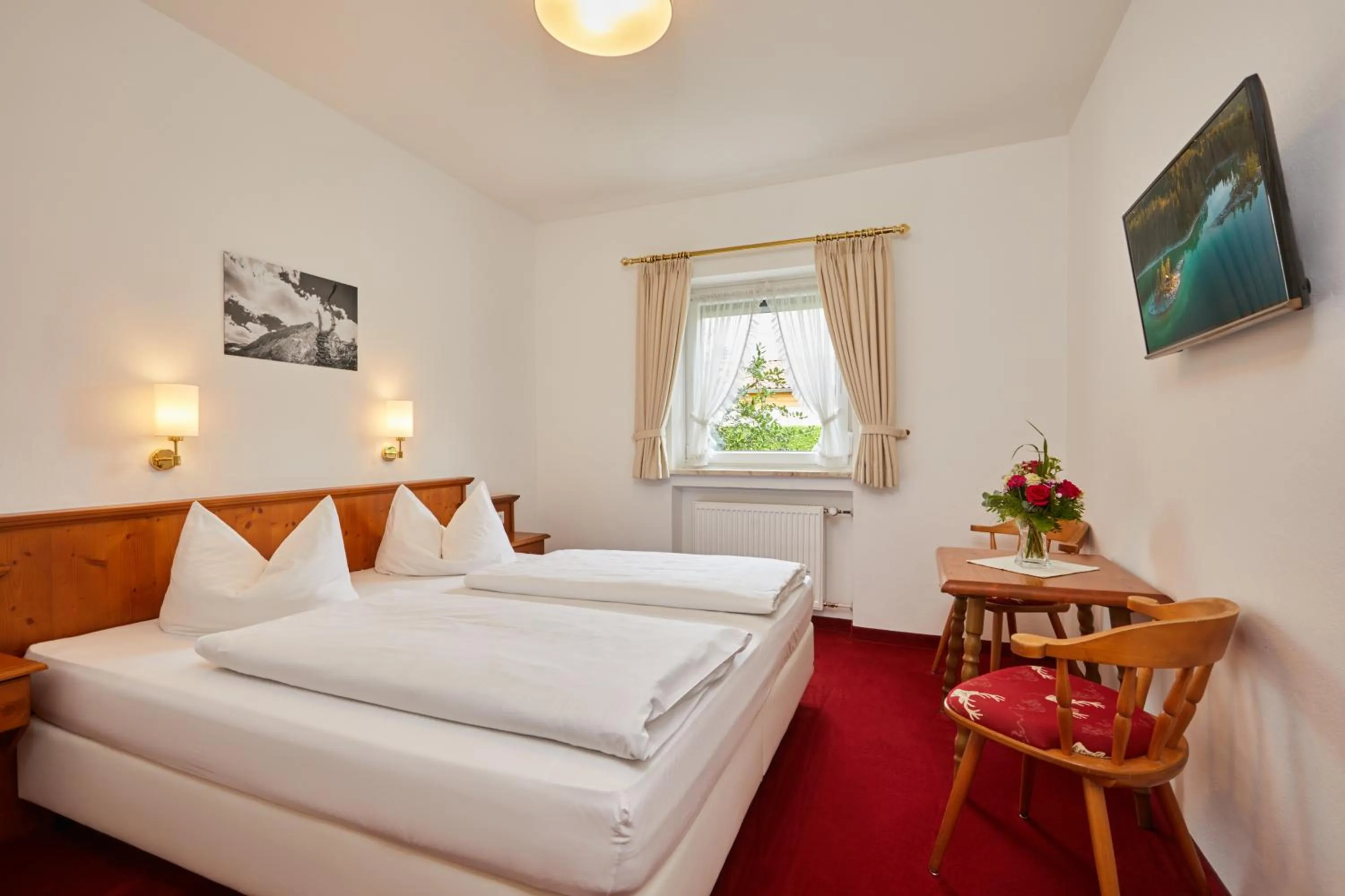 Photo of the whole room, Bed in Hotel Garni Zugspitz