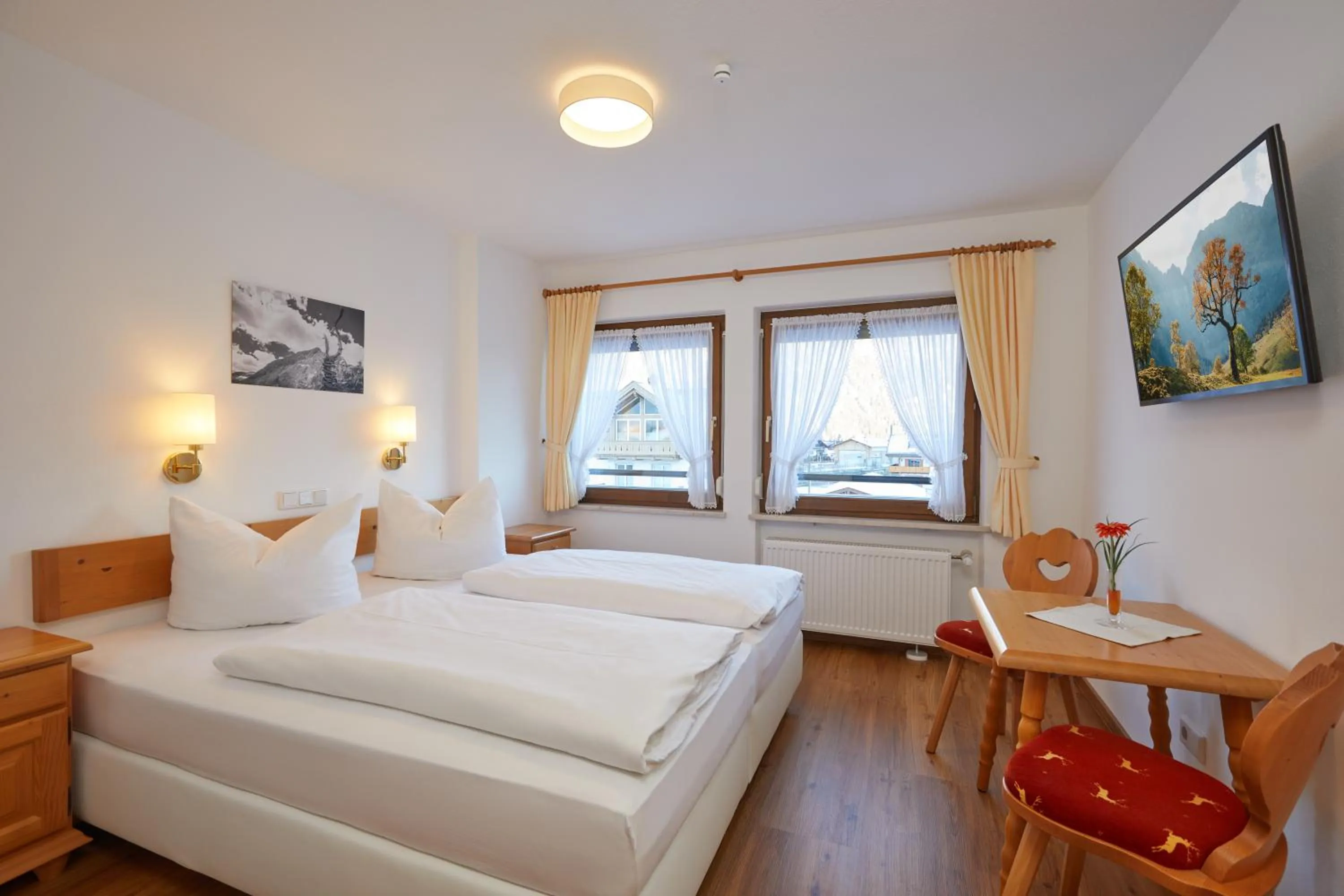 Photo of the whole room, Bed in Hotel Garni Zugspitz