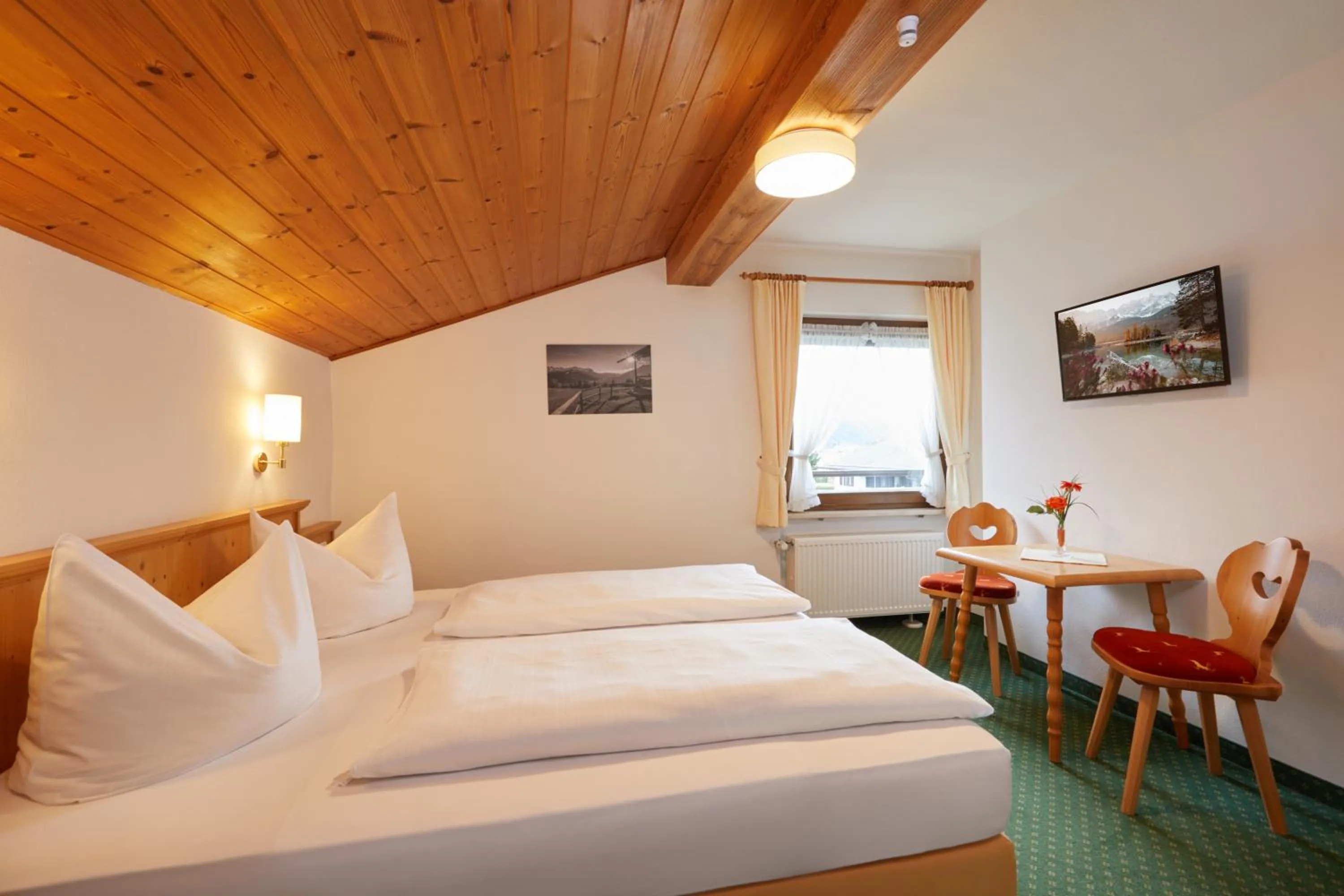 Photo of the whole room, Bed in Hotel Garni Zugspitz