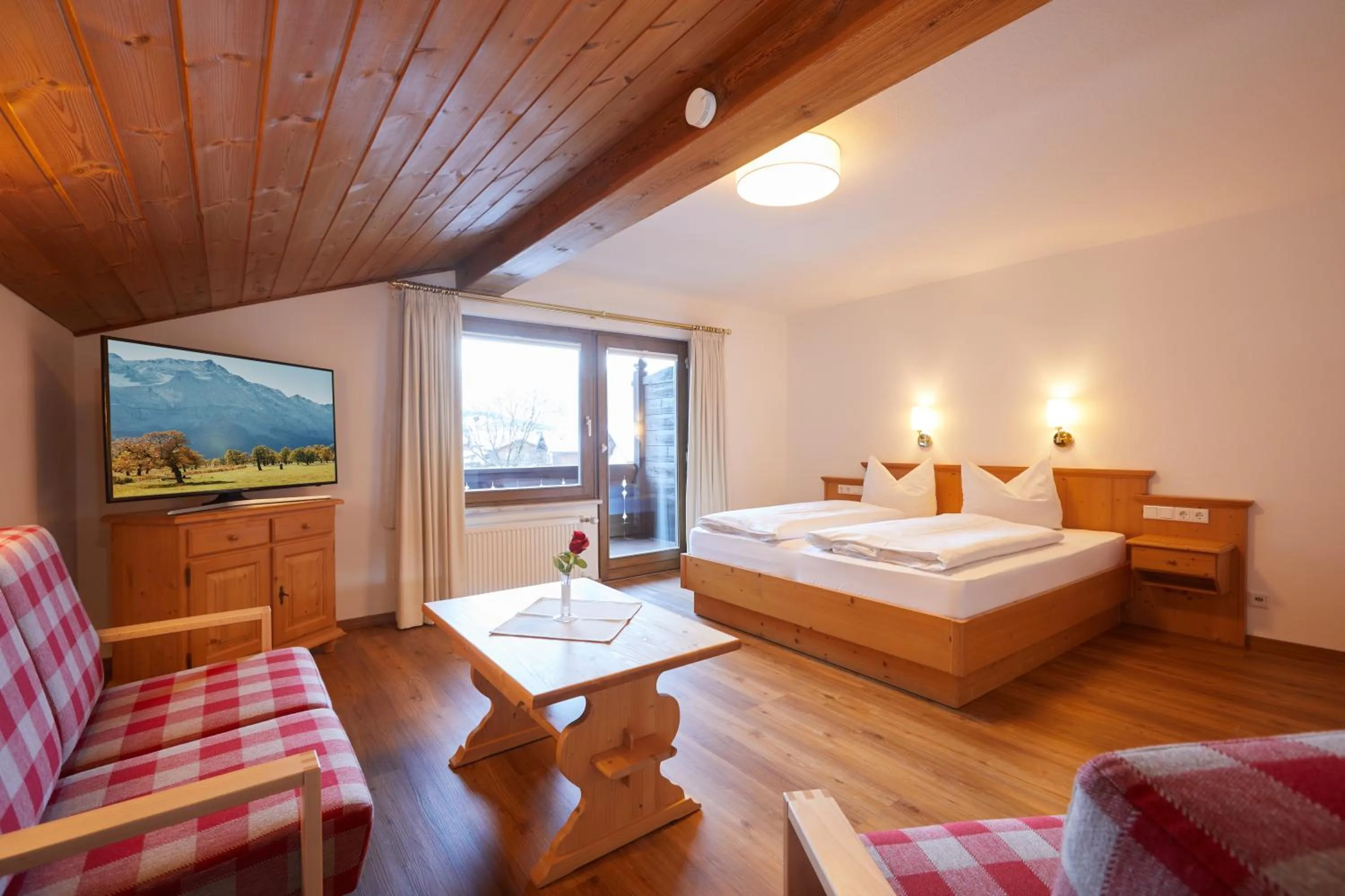 Photo of the whole room, Bed in Hotel Garni Zugspitz