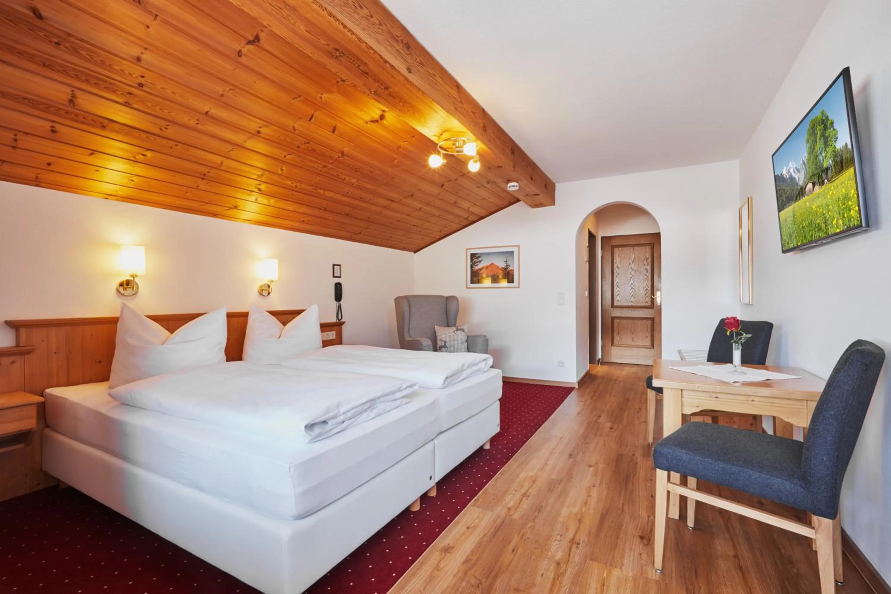 Photo of the whole room, Bed in Hotel Garni Zugspitz