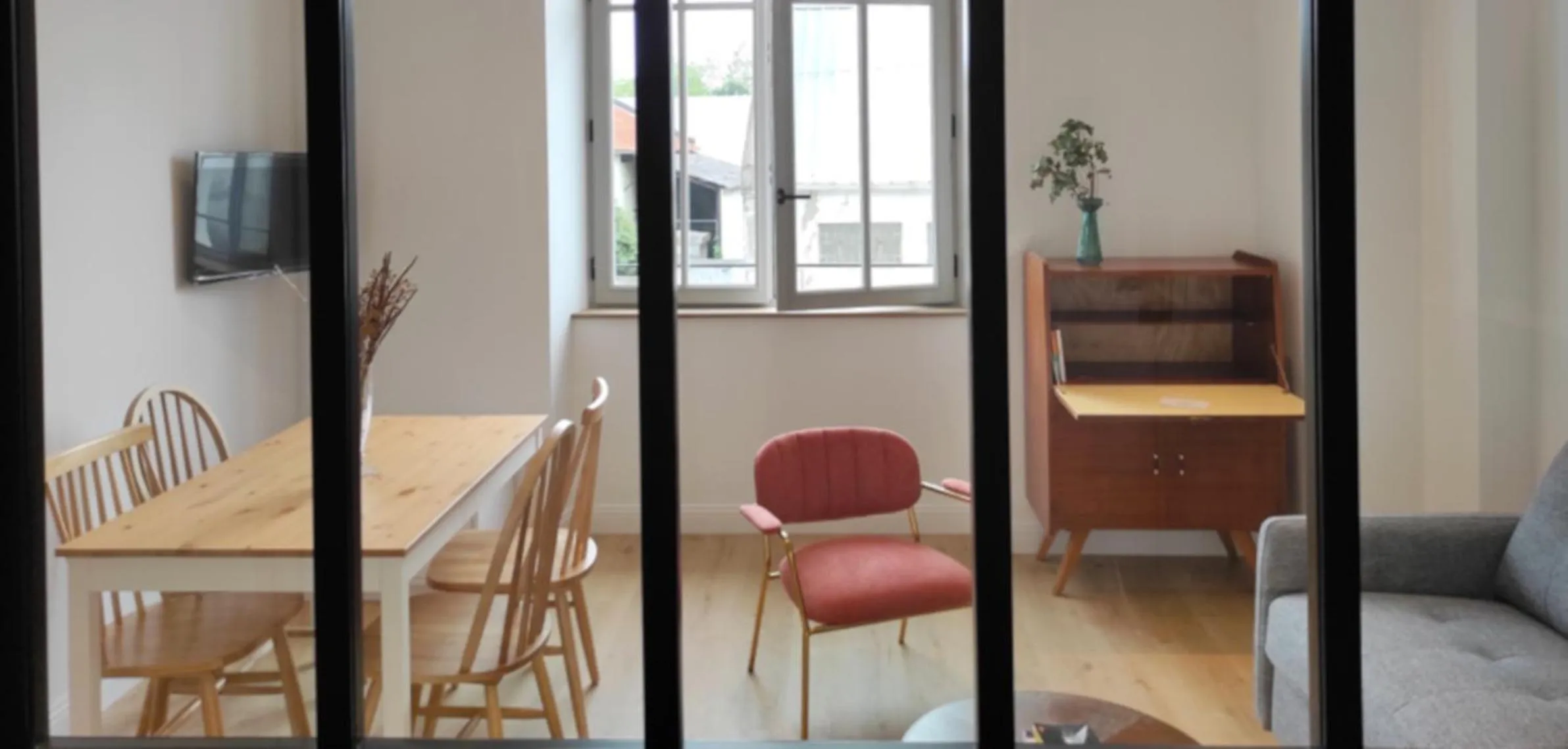 TV and multimedia in Appart hôtel & Spa La Villa du Port