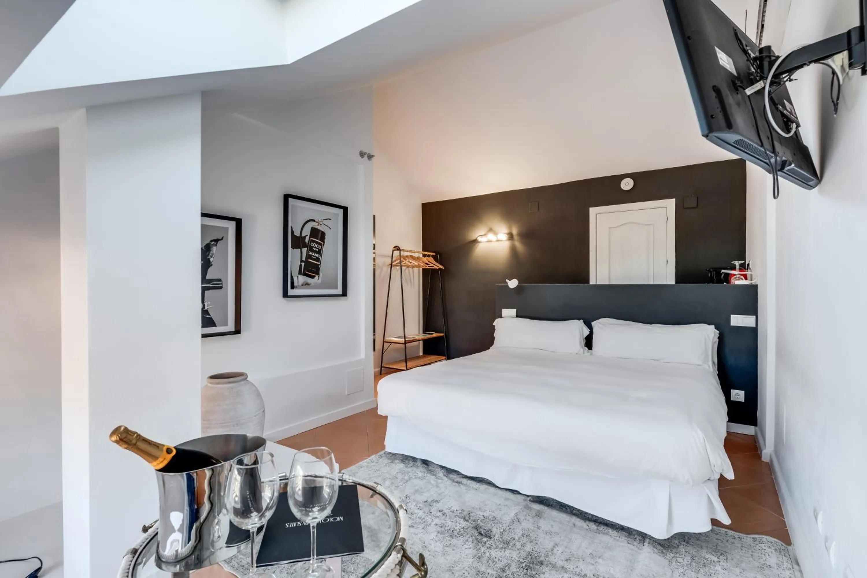 Photo of the whole room in Molo Luxury Suites Puerto Banus