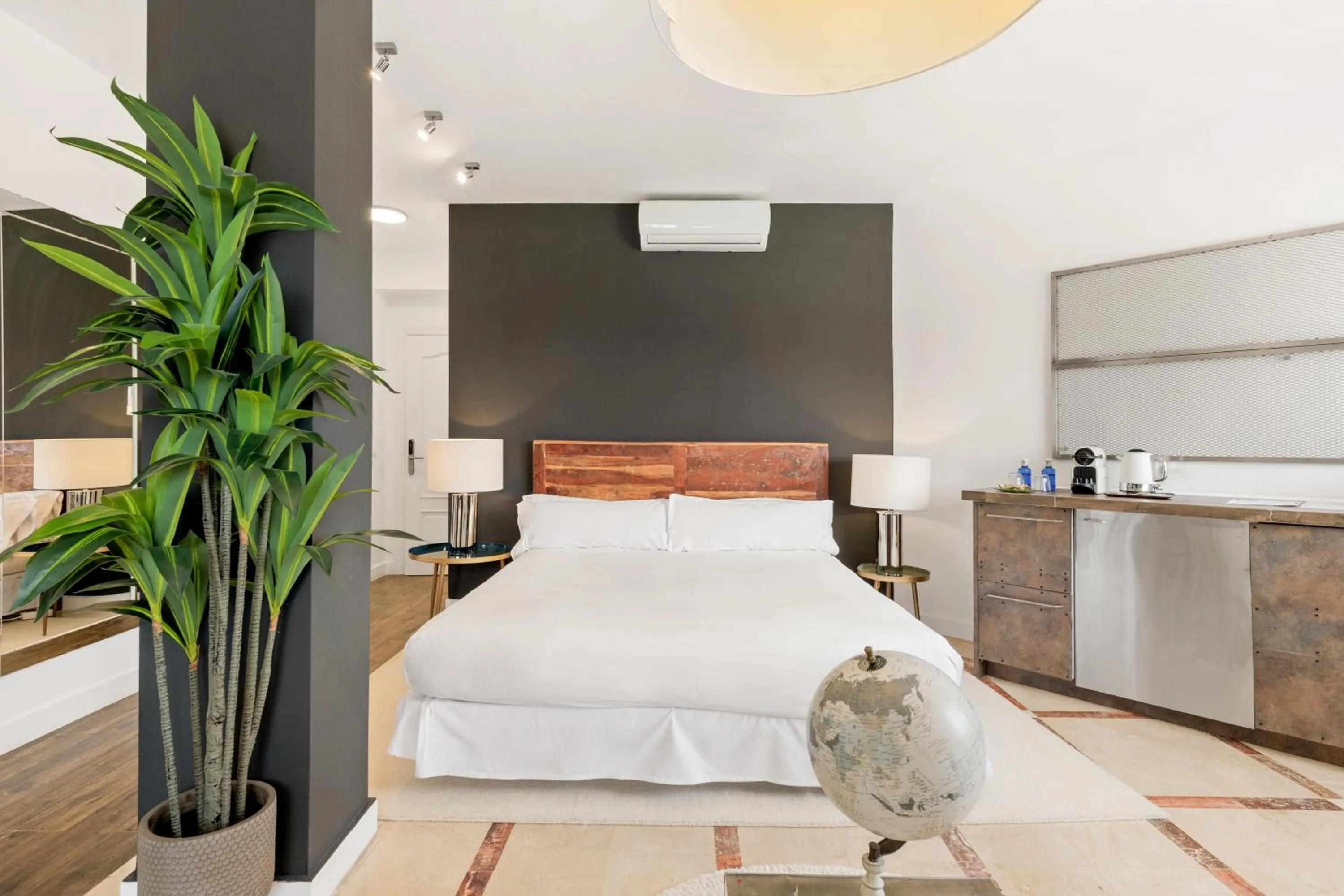 Bed in Molo Luxury Suites Puerto Banus