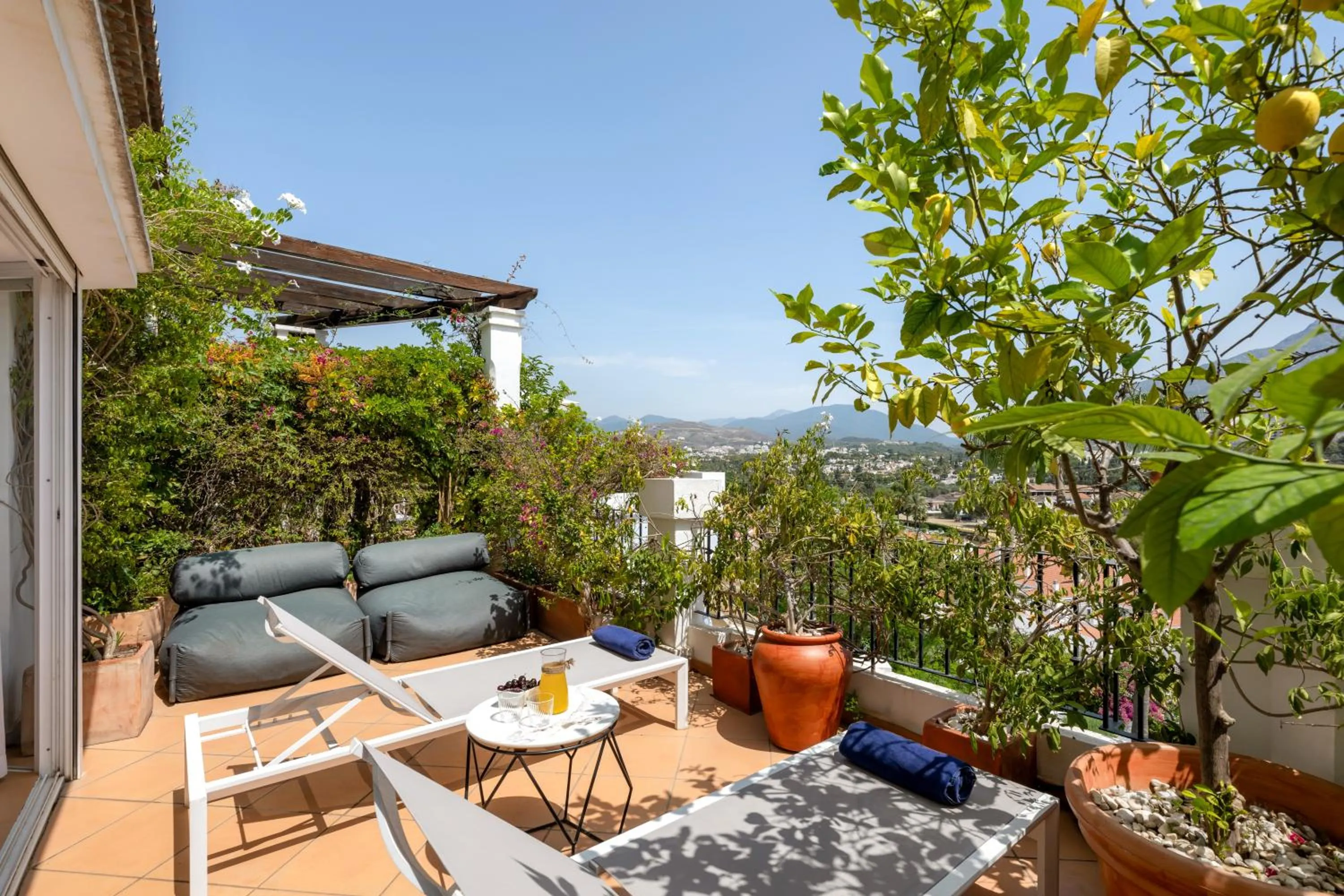 Day in Molo Luxury Suites Puerto Banus