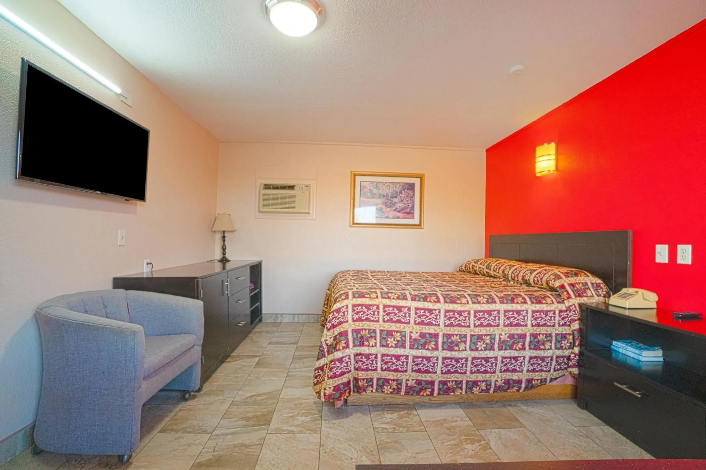 King Bed in Vali Ho Motel By OYO Weslaco Mercedes King Bed in Vali Ho Motel By OYO Weslaco Mercedes