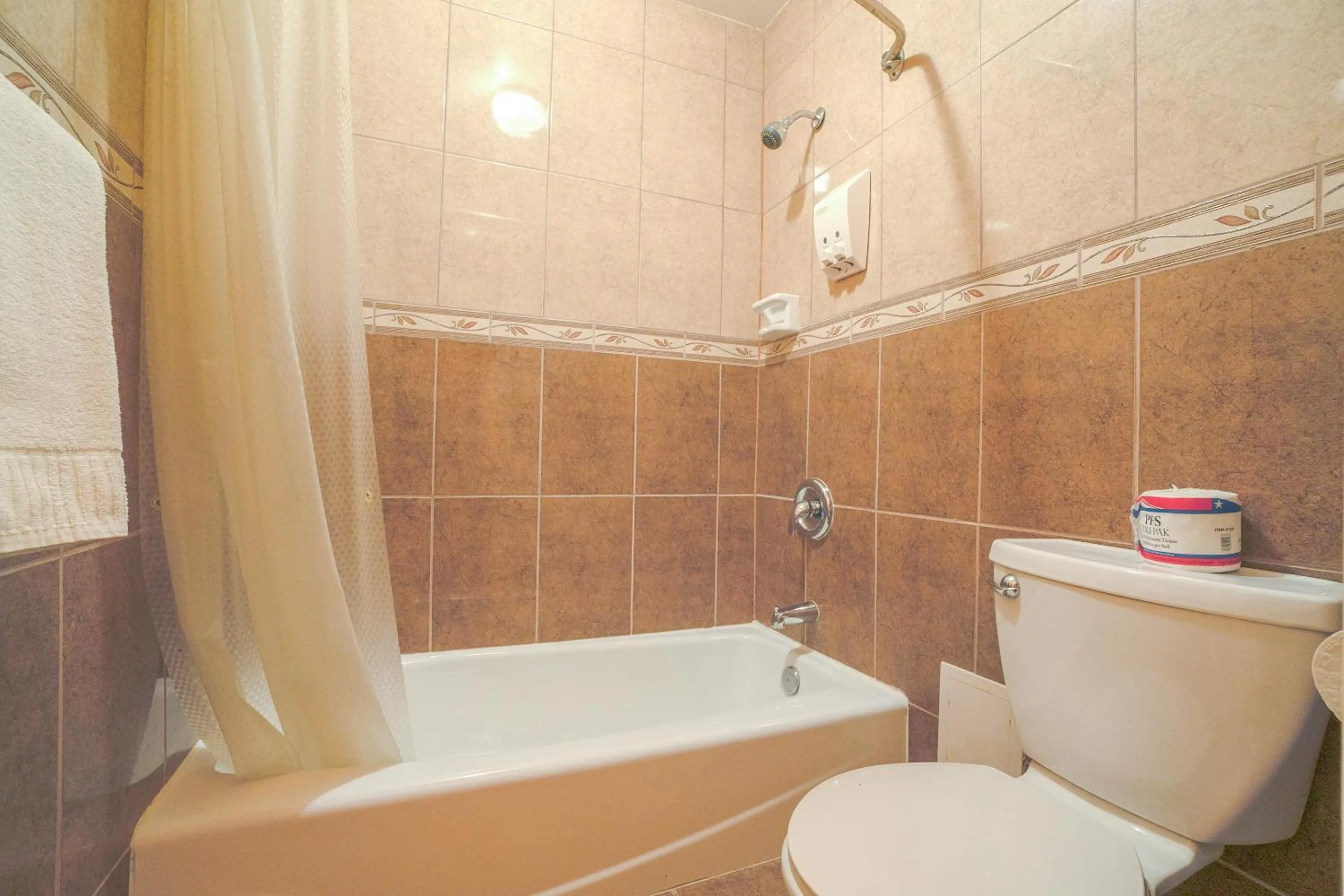 Bathroom in Vali Ho Motel By OYO Weslaco Mercedes