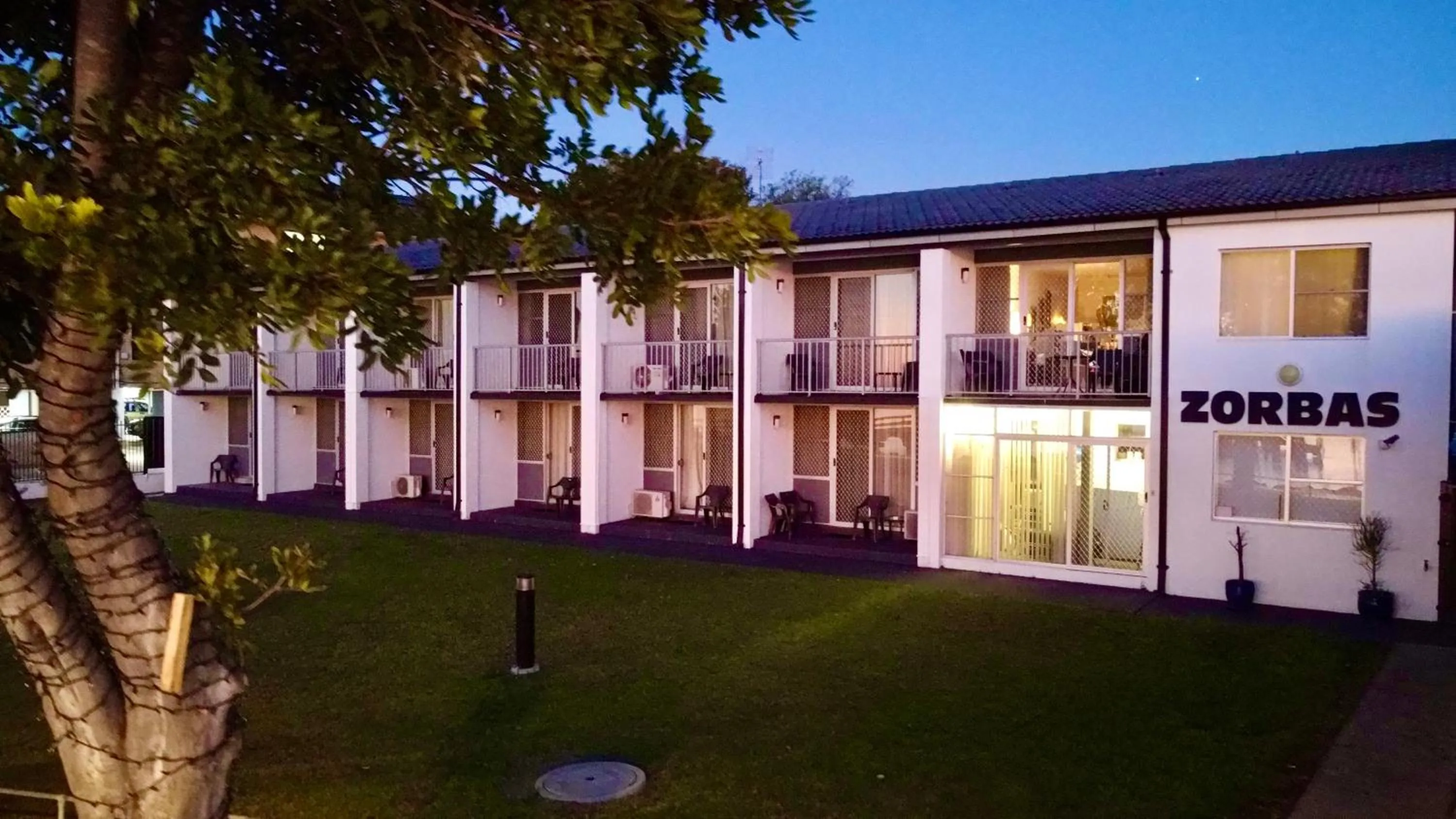 Zorba Waterfront Motel