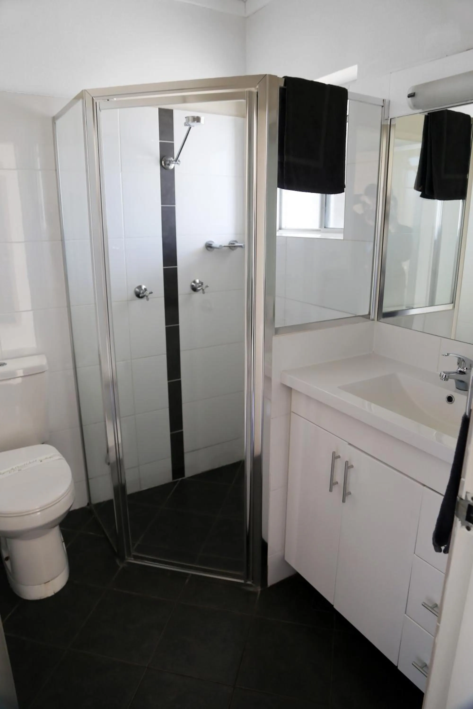 Zorba Waterfront Motel