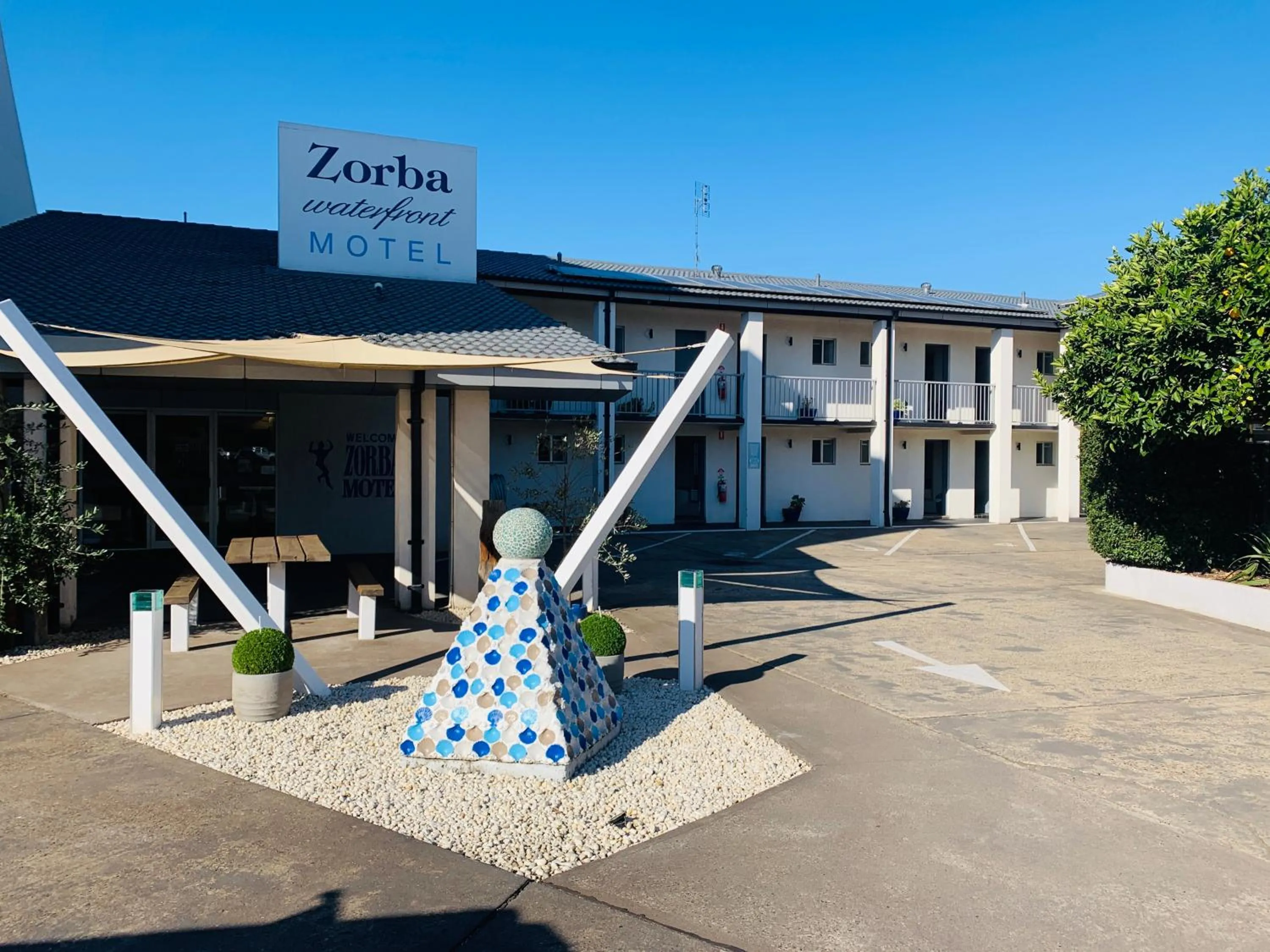 Zorba Waterfront Motel
