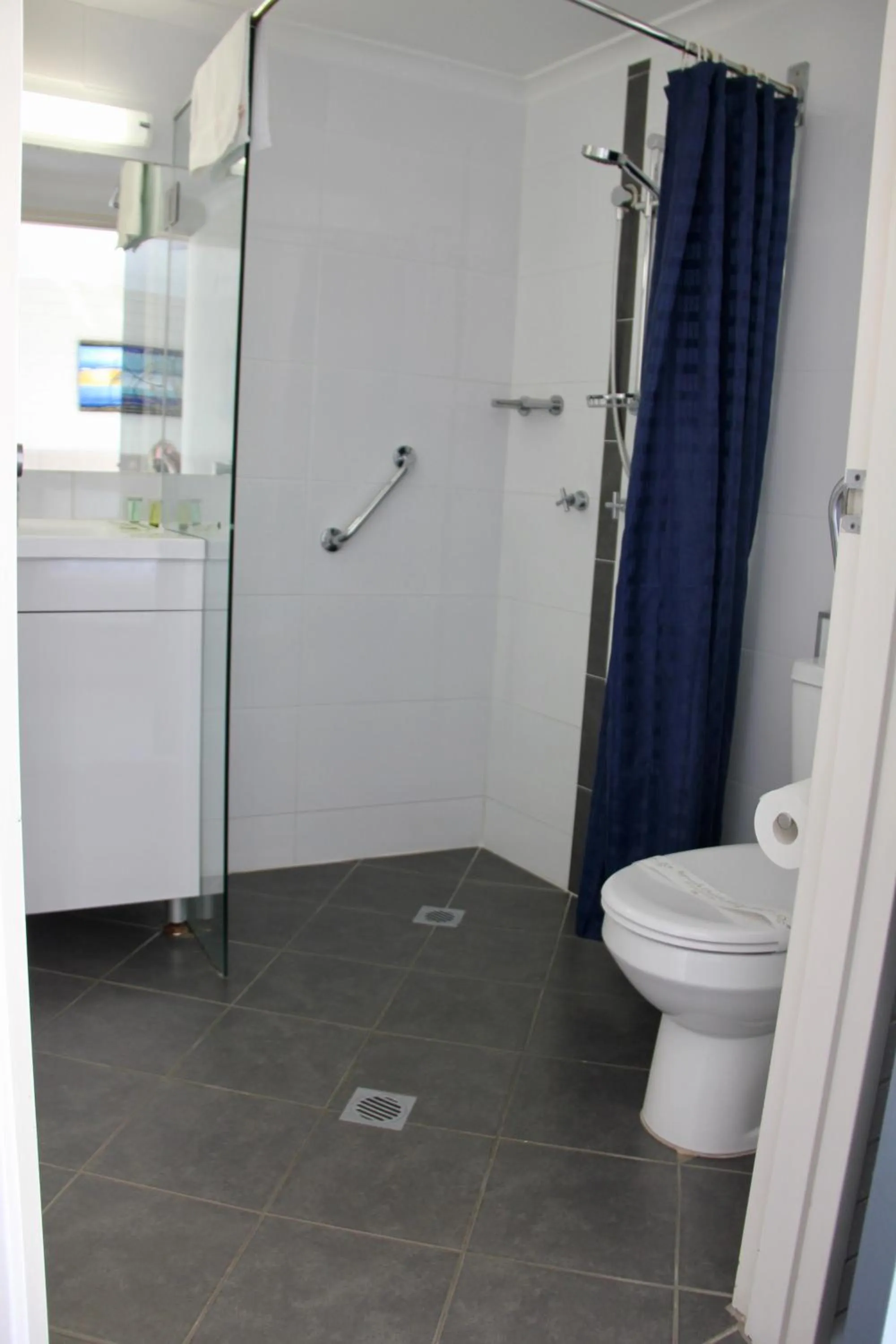 Zorba Waterfront Motel