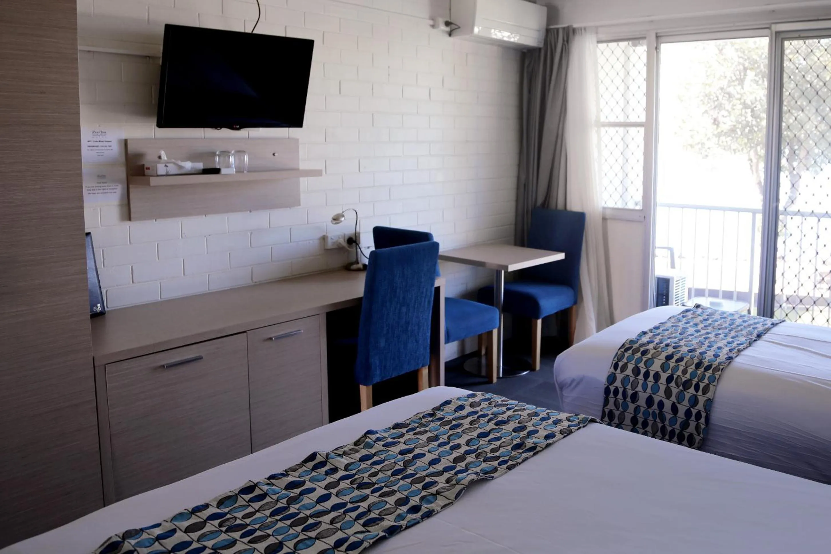 Bed in Zorba Waterfront Motel