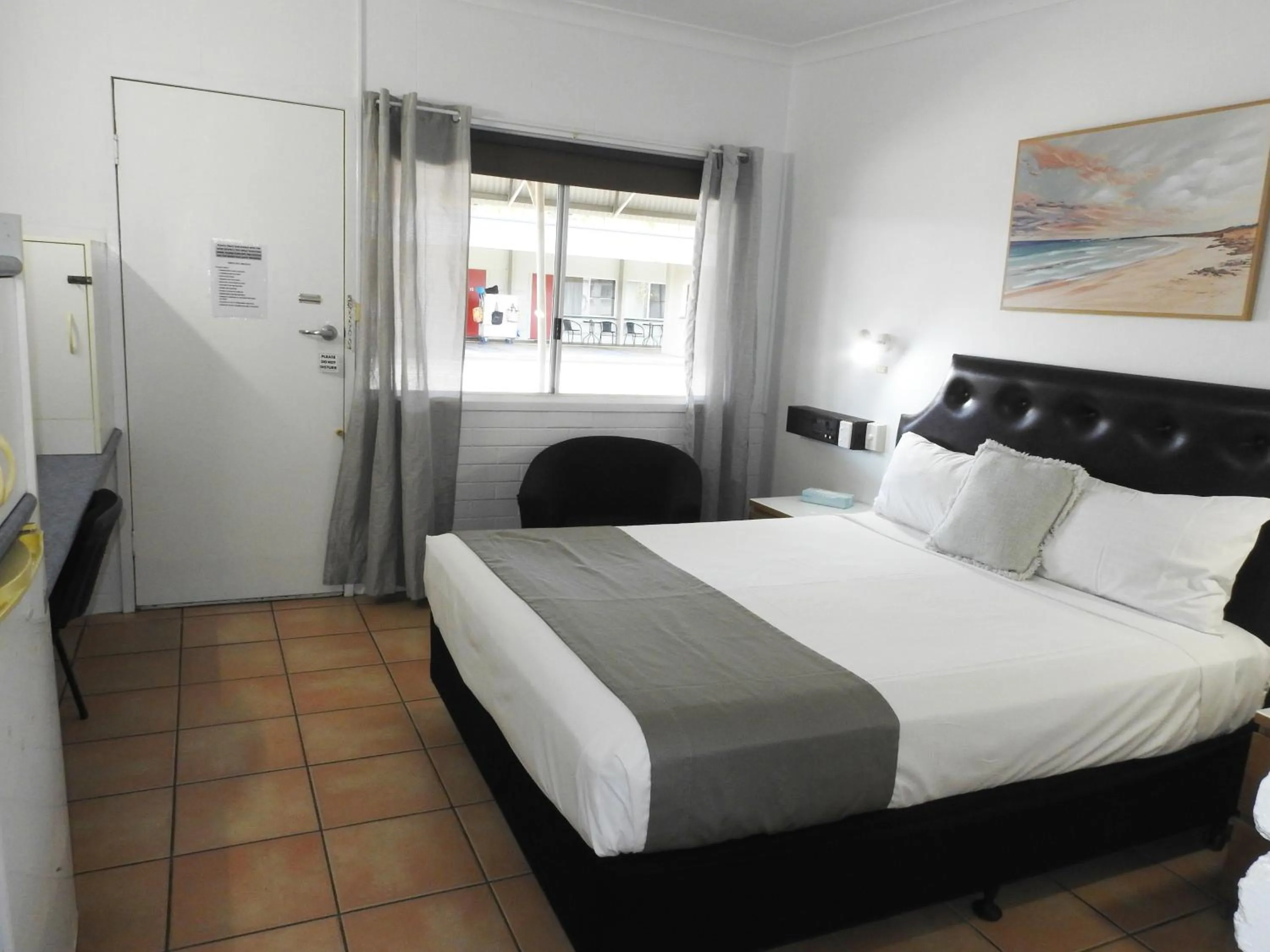 View (from property/room), Bed in Tropic Coast Motel