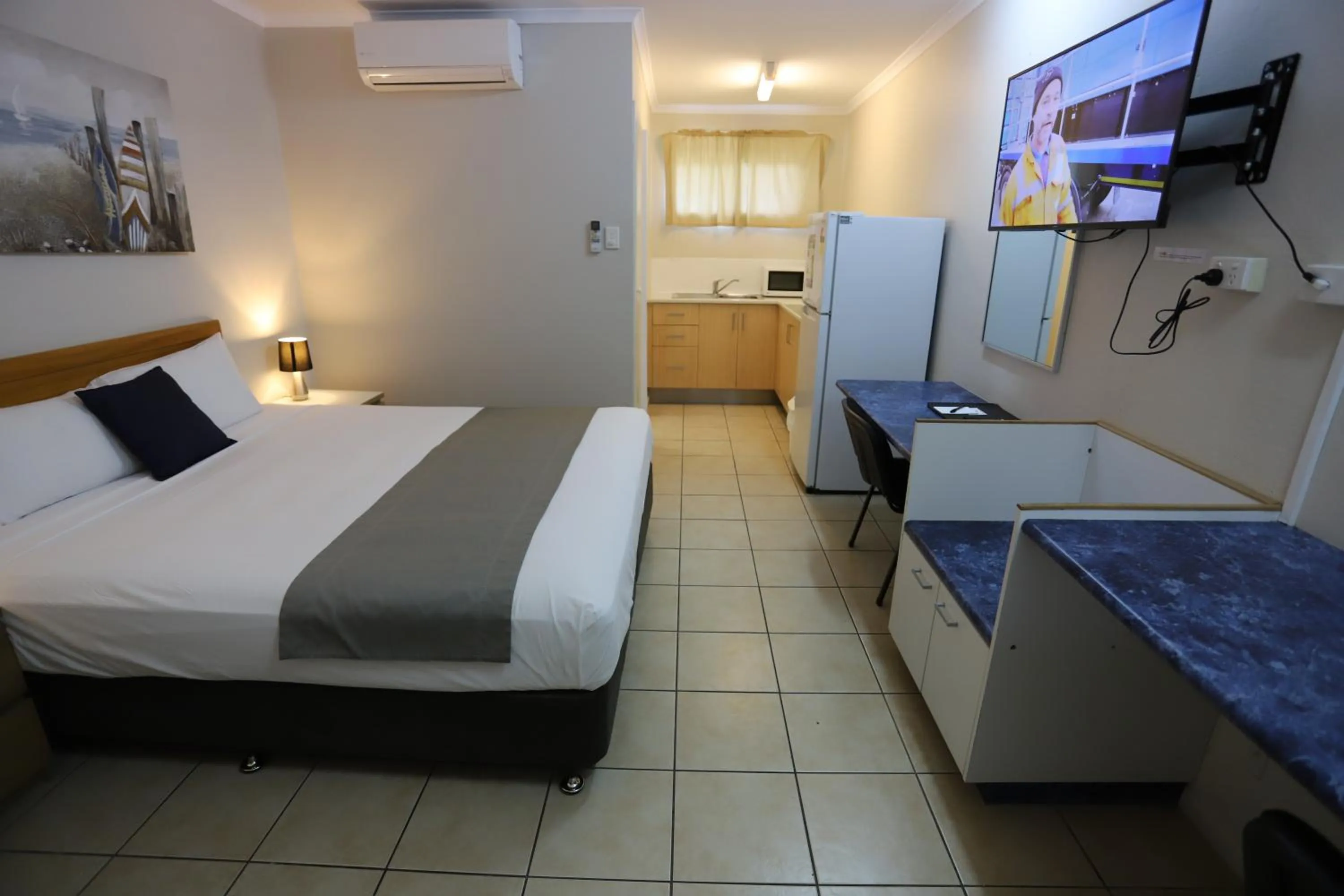 TV and multimedia, Bed in Tropic Coast Motel