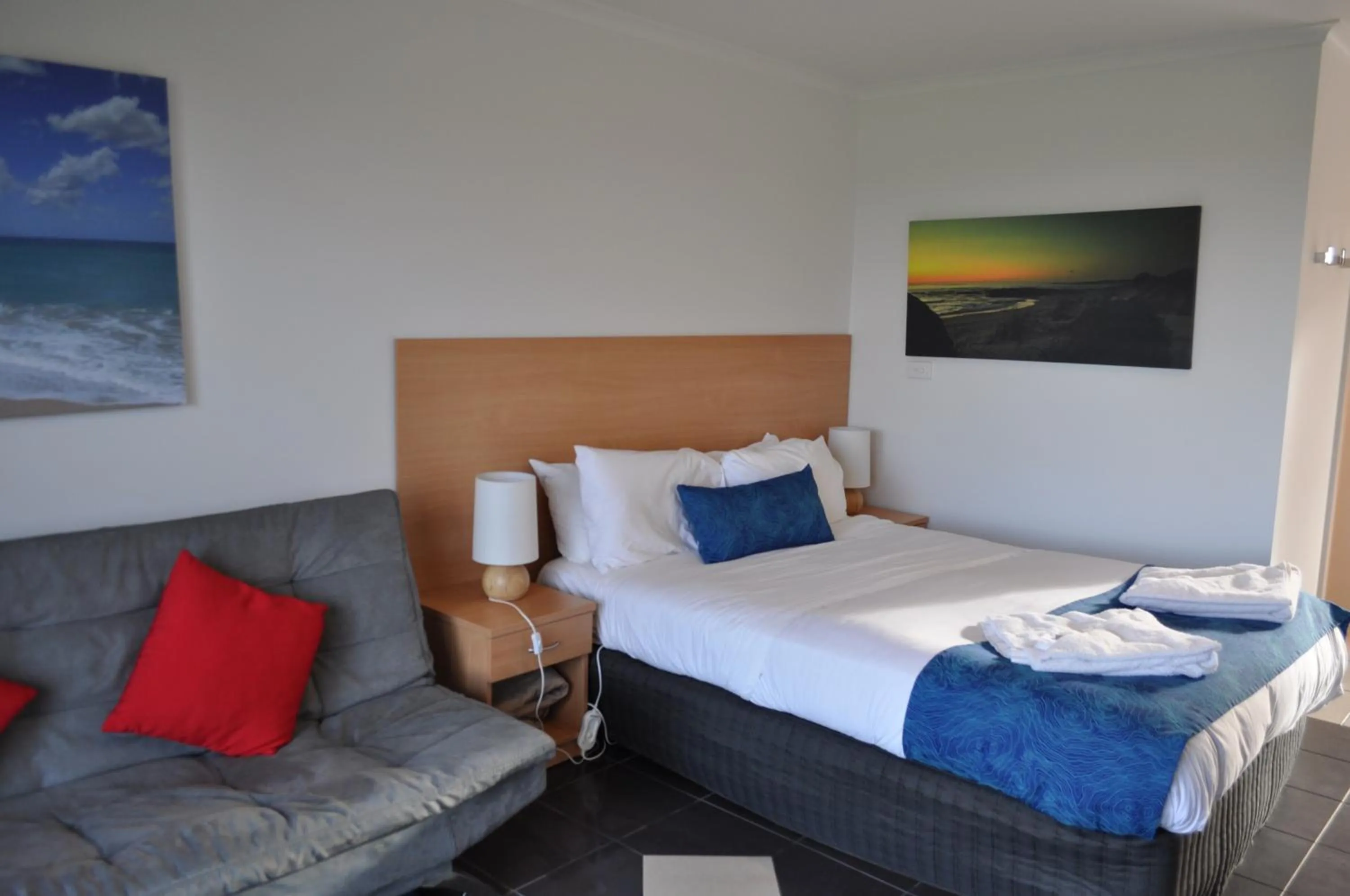 Bed in Island Breeze Motel