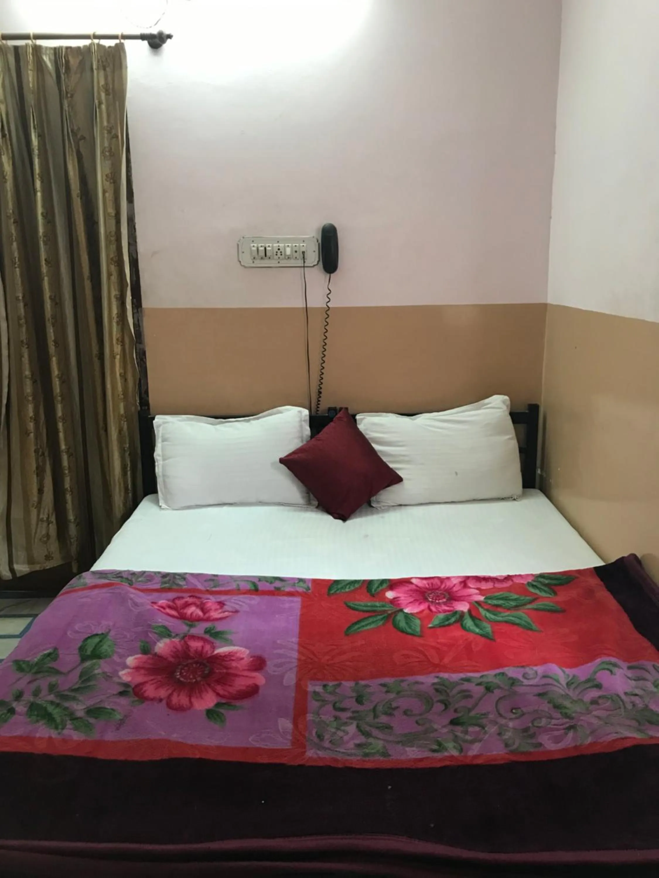 Bed in Jamna Vilas Guest House and Restaurant