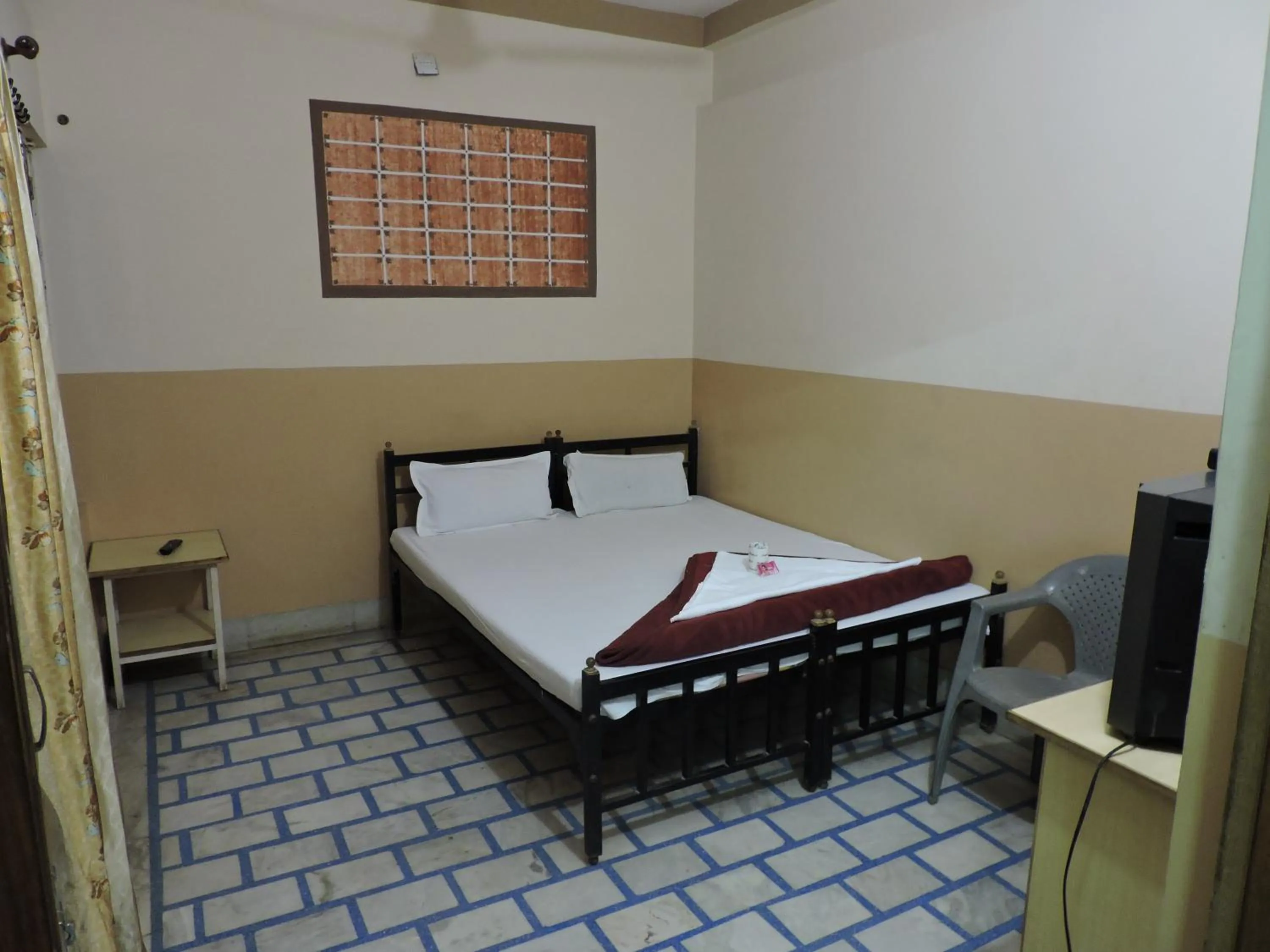 Photo of the whole room, Bed in Jamna Vilas Guest House and Restaurant