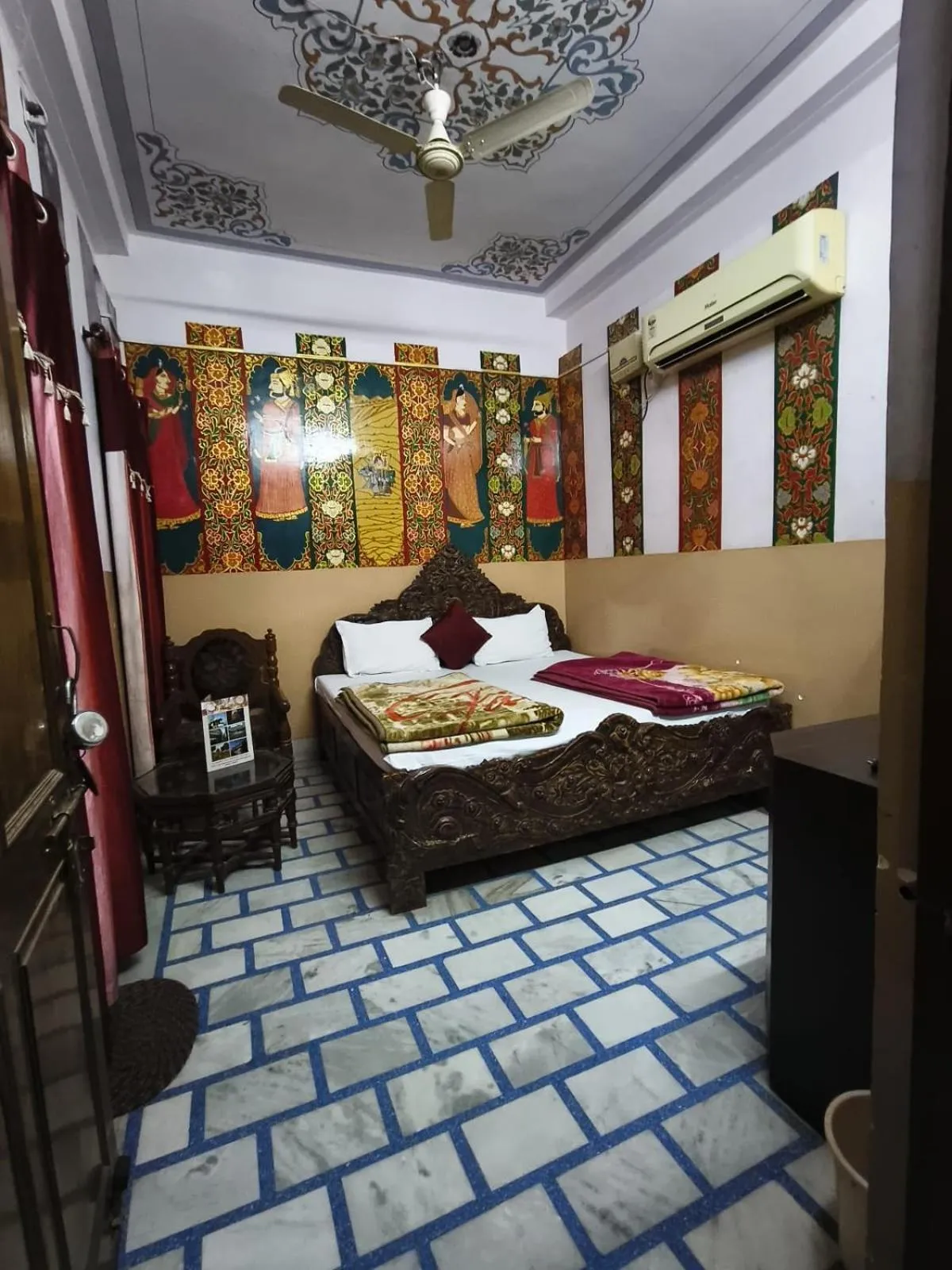 Bed in Jamna Vilas Guest House and Restaurant