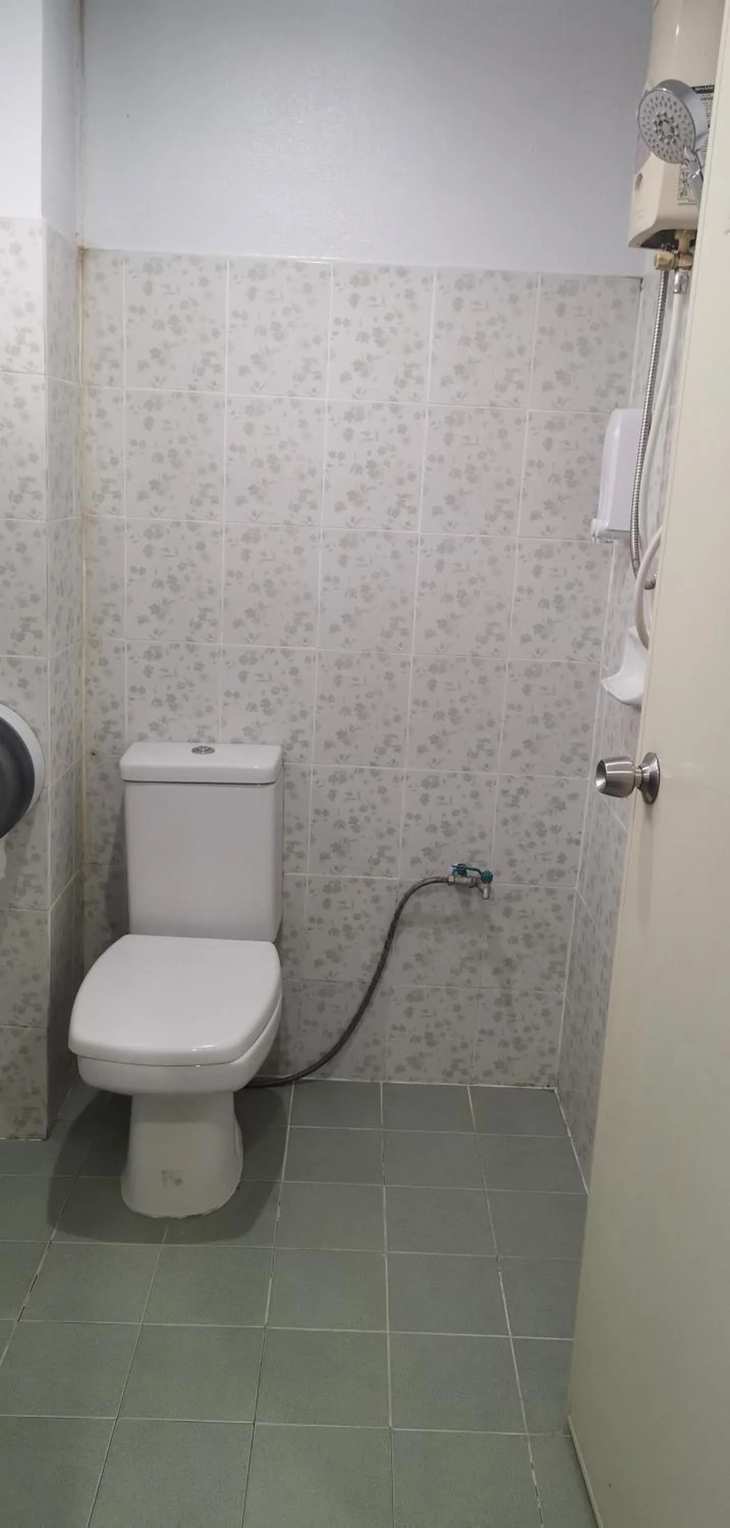 Shower in T & T Hostel Kanchanaburi