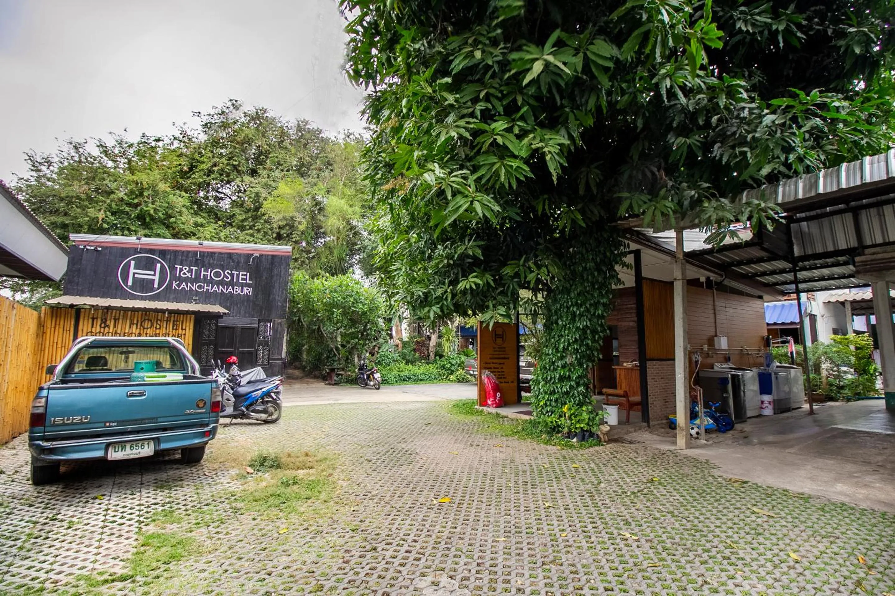 Facade/entrance in T & T Hostel Kanchanaburi