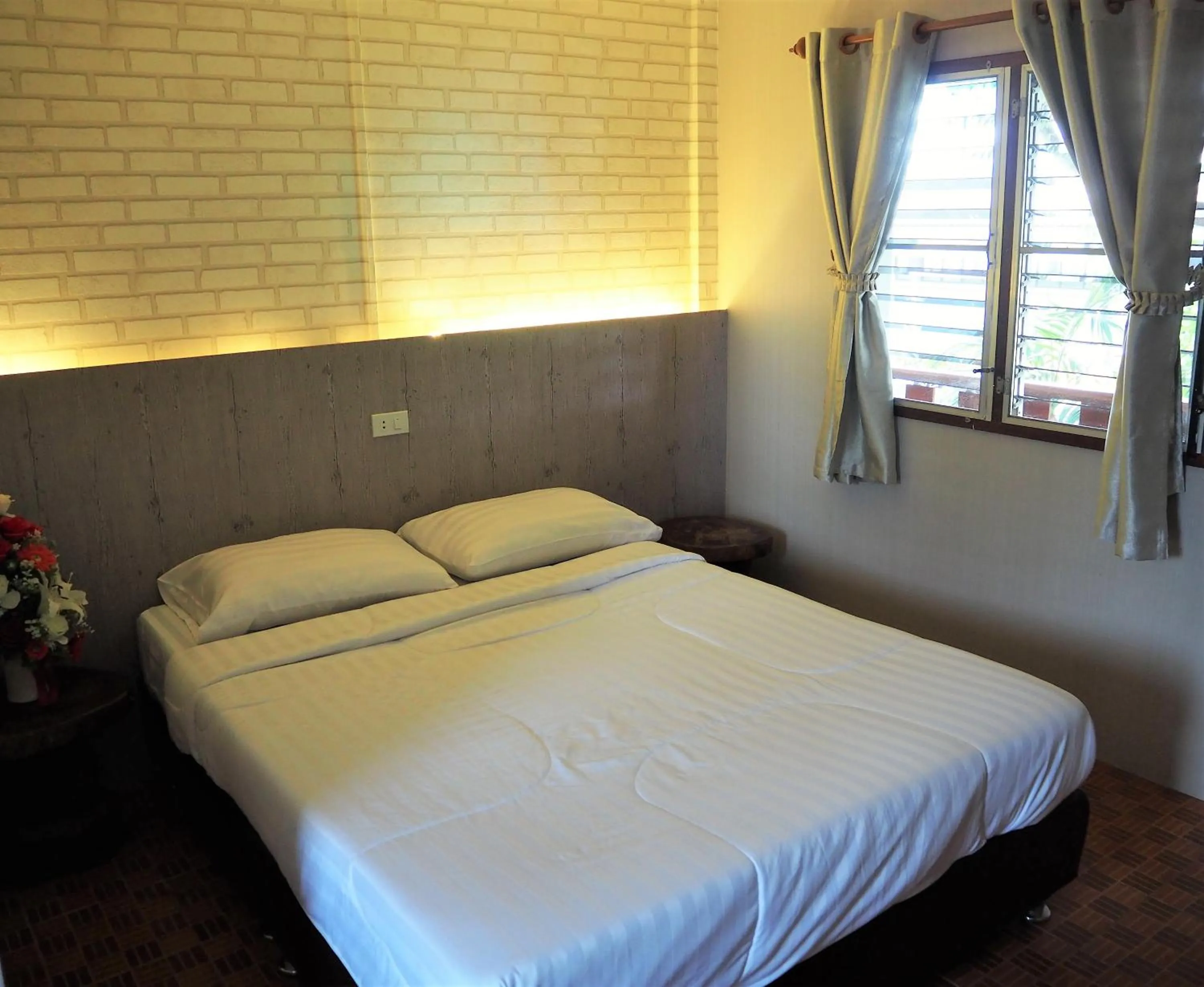 Bedroom, Bed in T & T Hostel Kanchanaburi