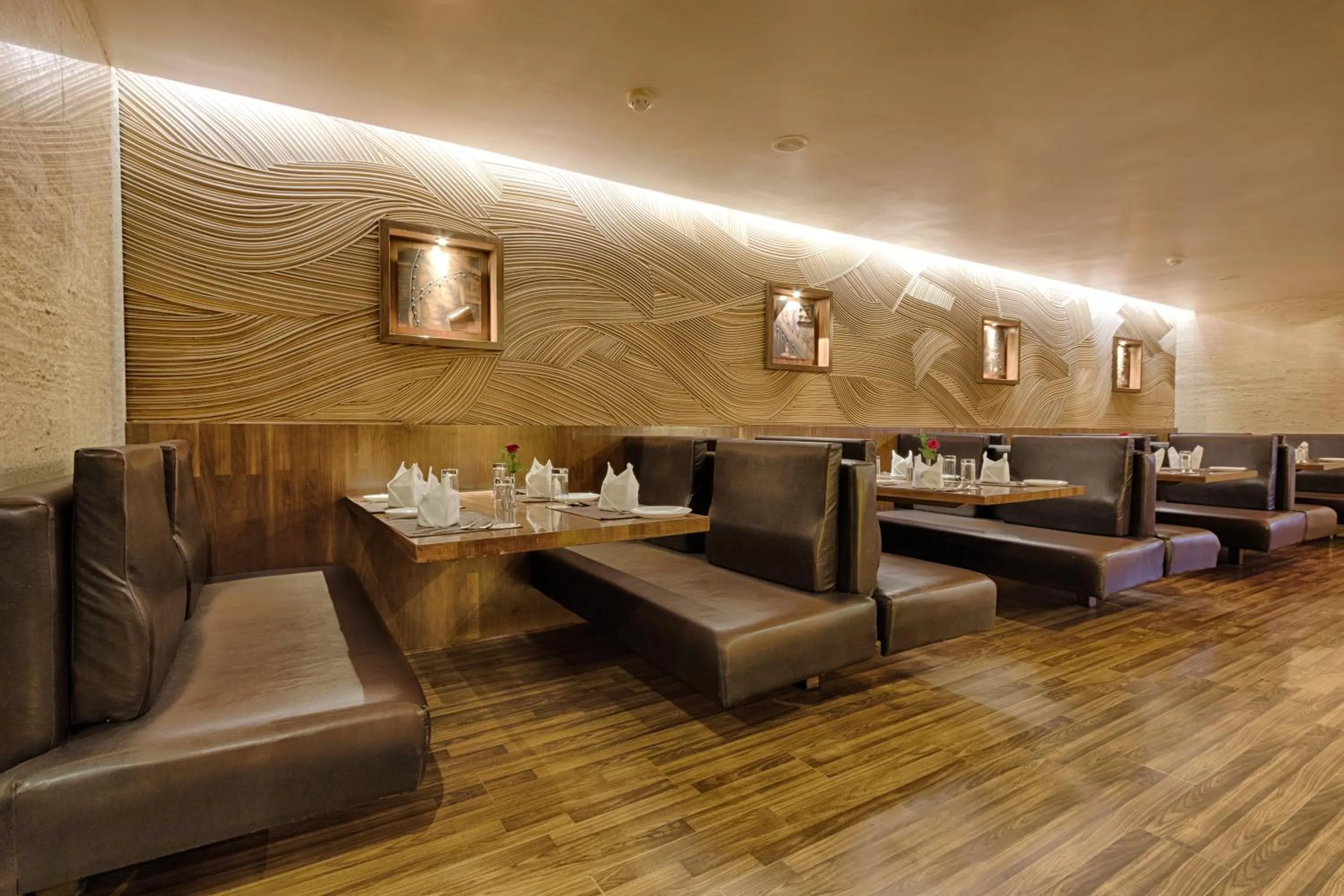 Restaurant/places to eat in Quality Hotel D V Manor