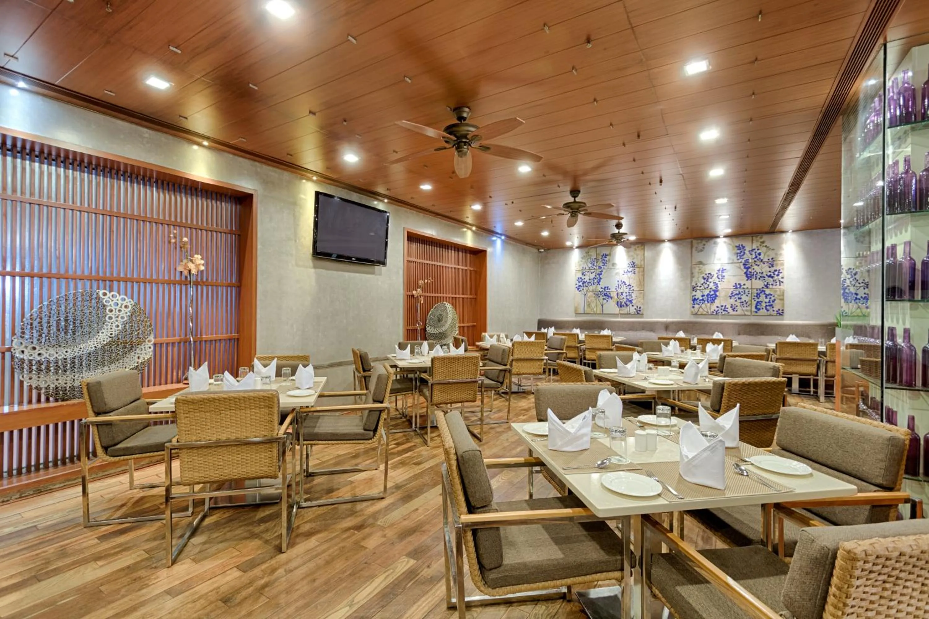 Restaurant/places to eat in Quality Hotel D V Manor