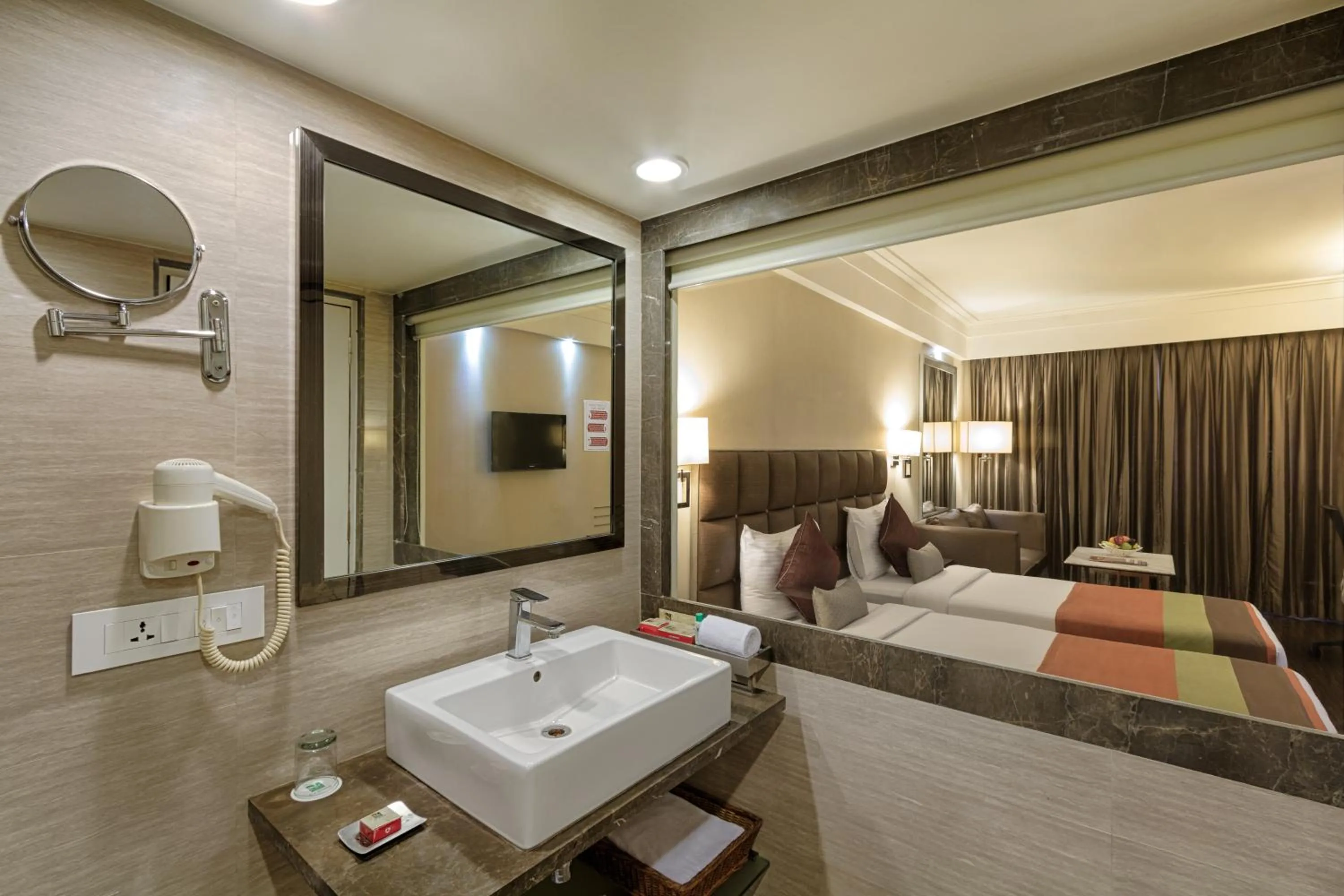 Bathroom, Bed in Quality Hotel D V Manor