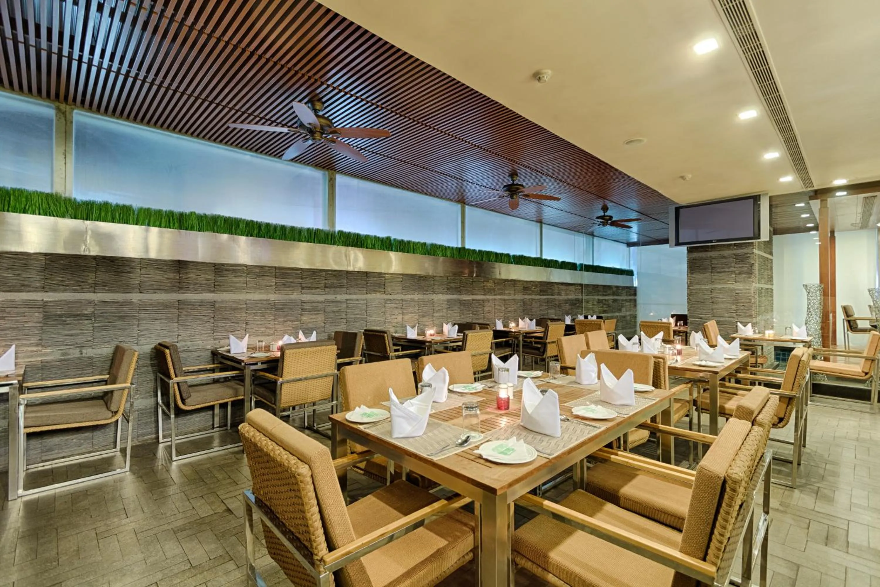 Restaurant/places to eat in Quality Hotel D V Manor