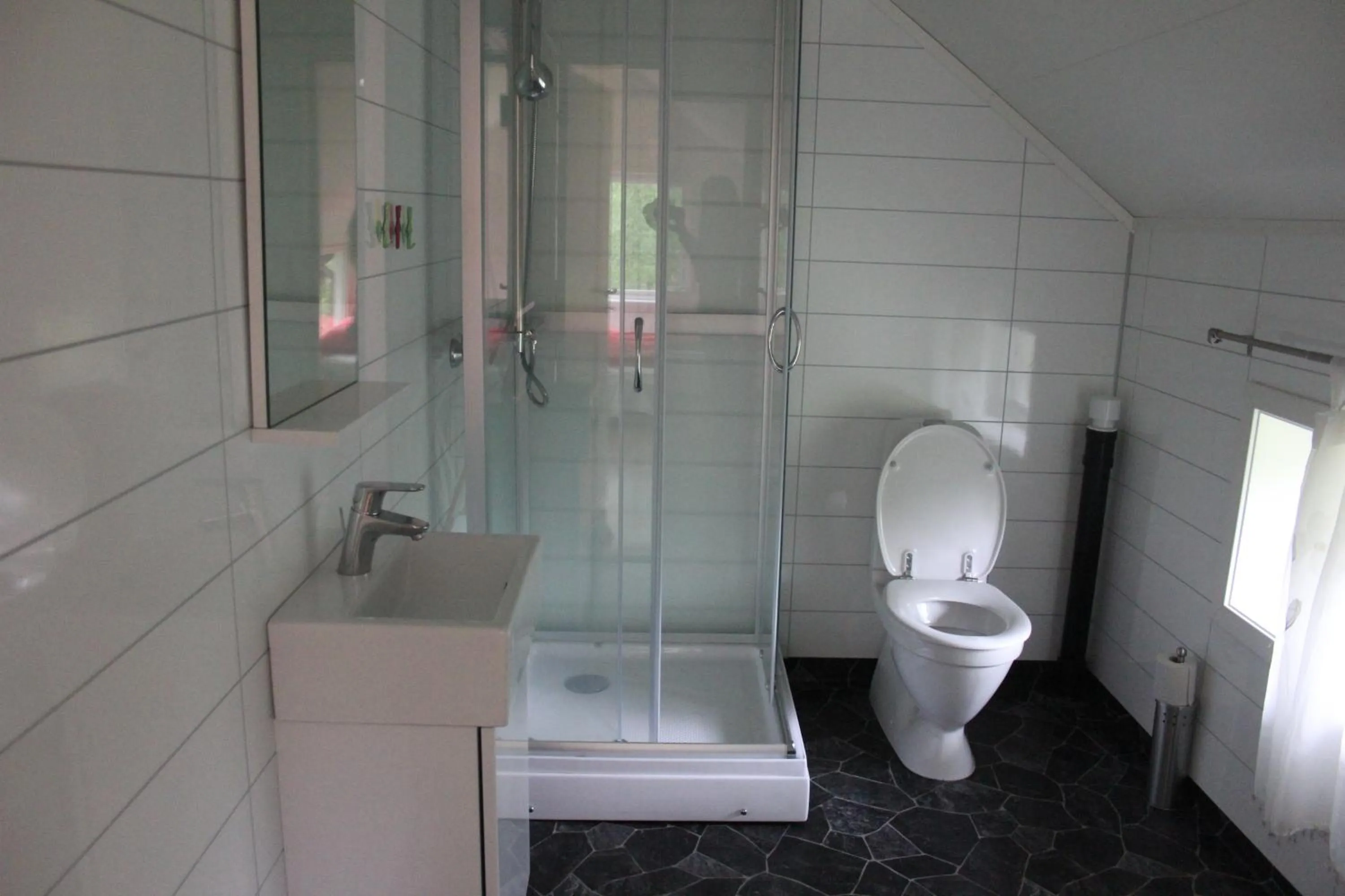 Bathroom in BIRK bed & birds