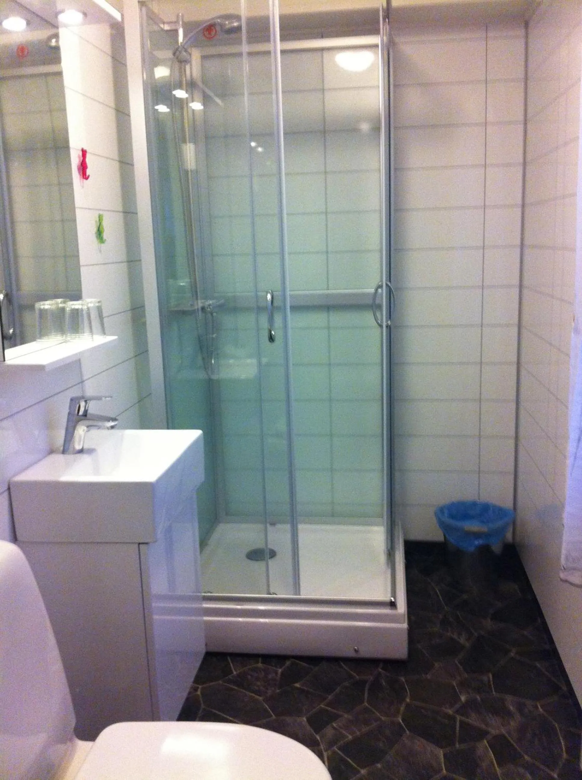 Bathroom in BIRK bed & birds