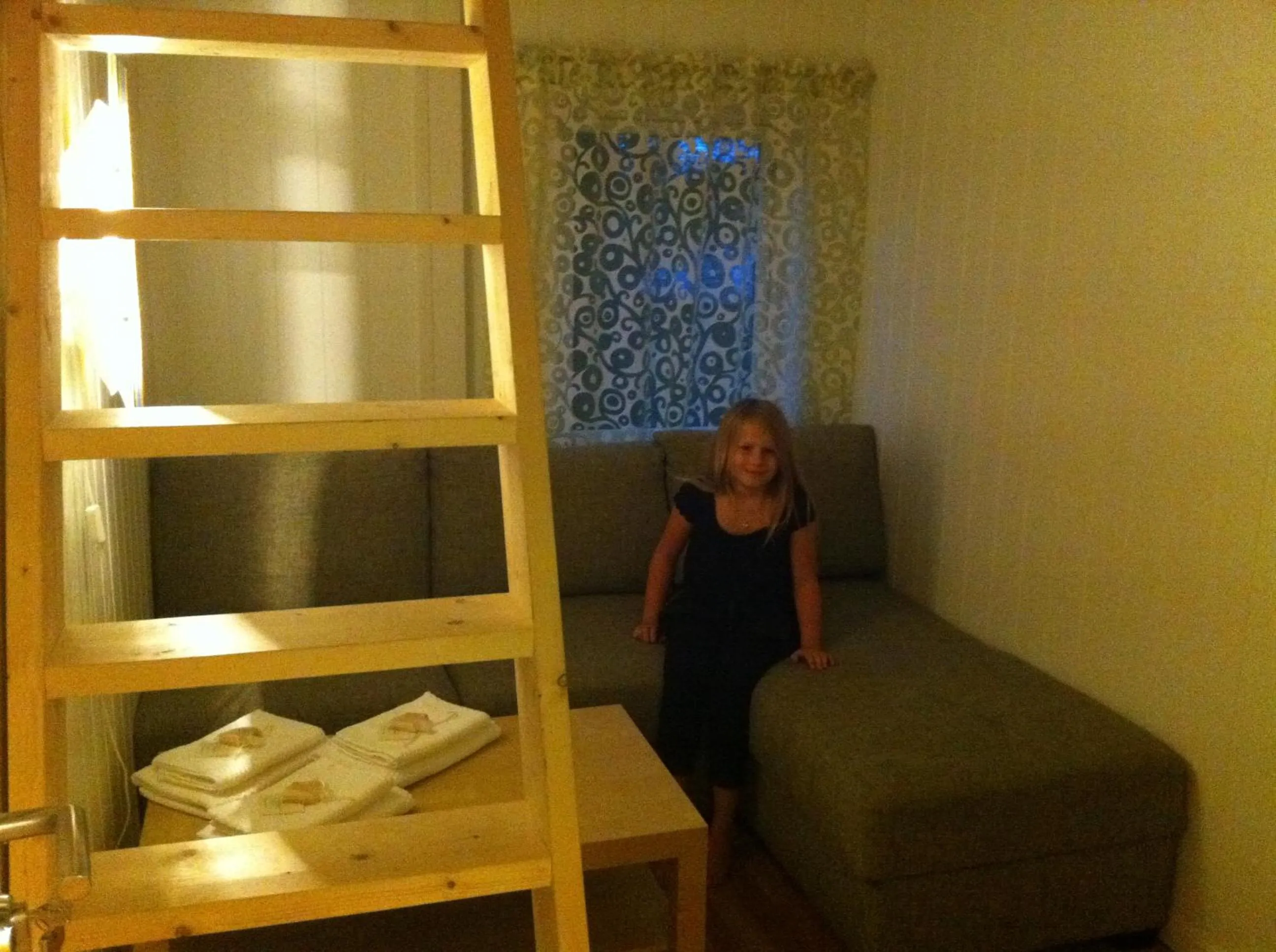 Photo of the whole room, Bed in BIRK bed & birds