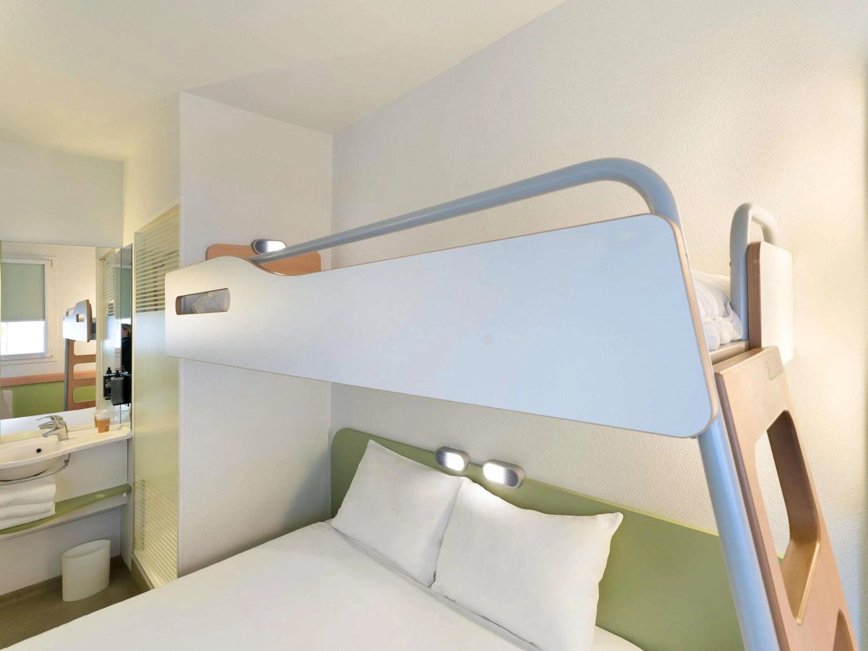 Bedroom, Bed in Ibis Budget Madrid Centro Las Ventas
