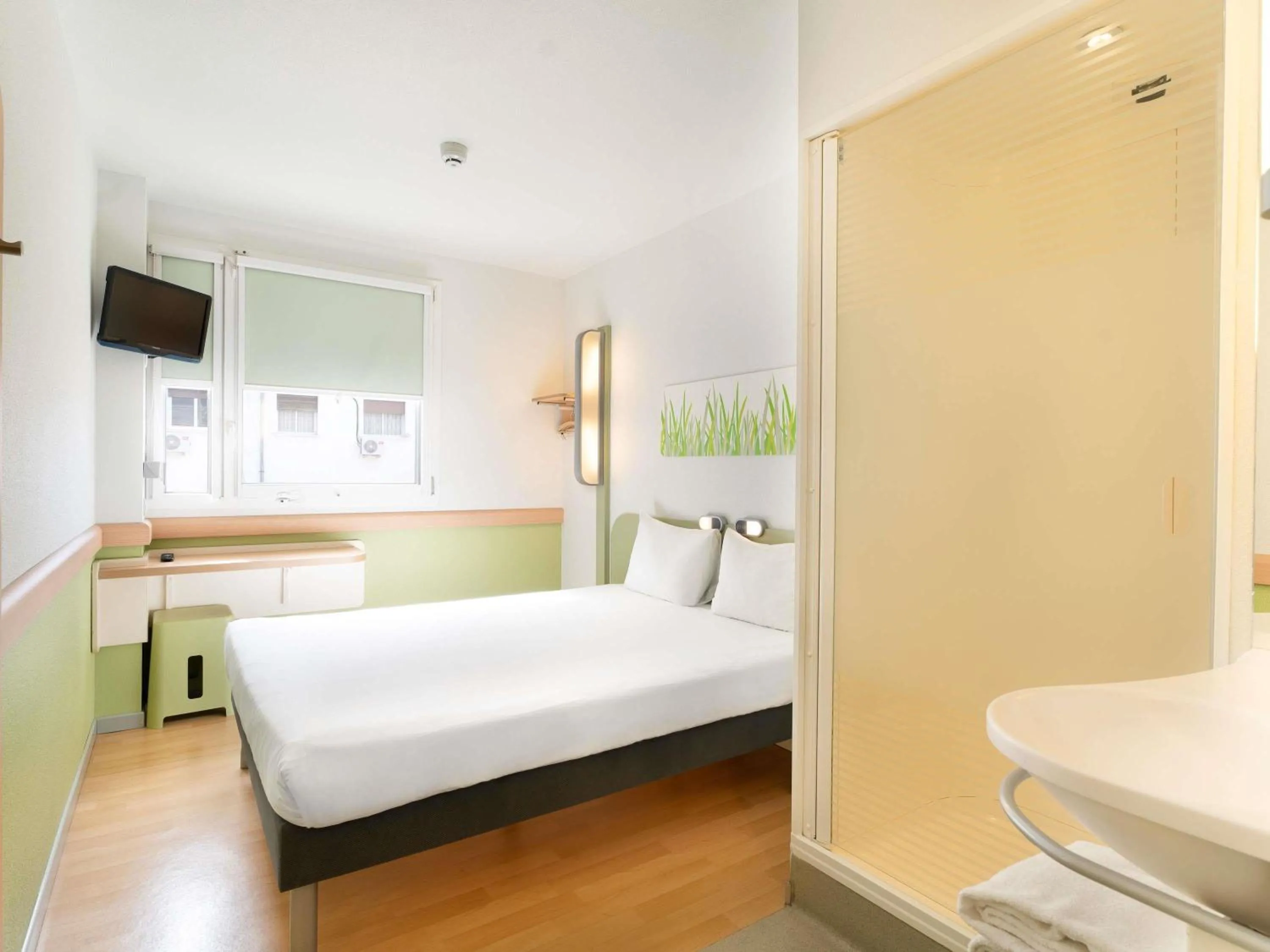 Bedroom, Bed in Ibis Budget Madrid Centro Las Ventas
