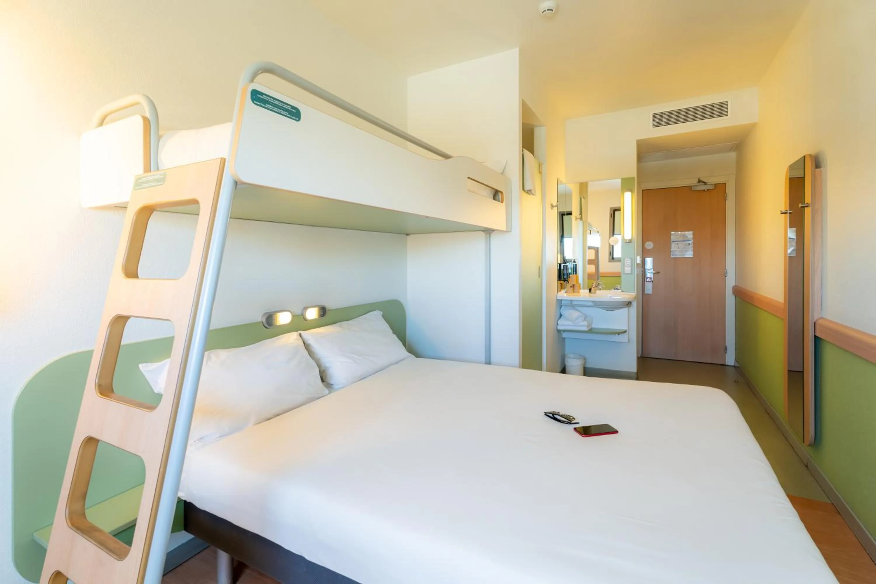 Photo of the whole room, Bed in Ibis Budget Madrid Vallecas